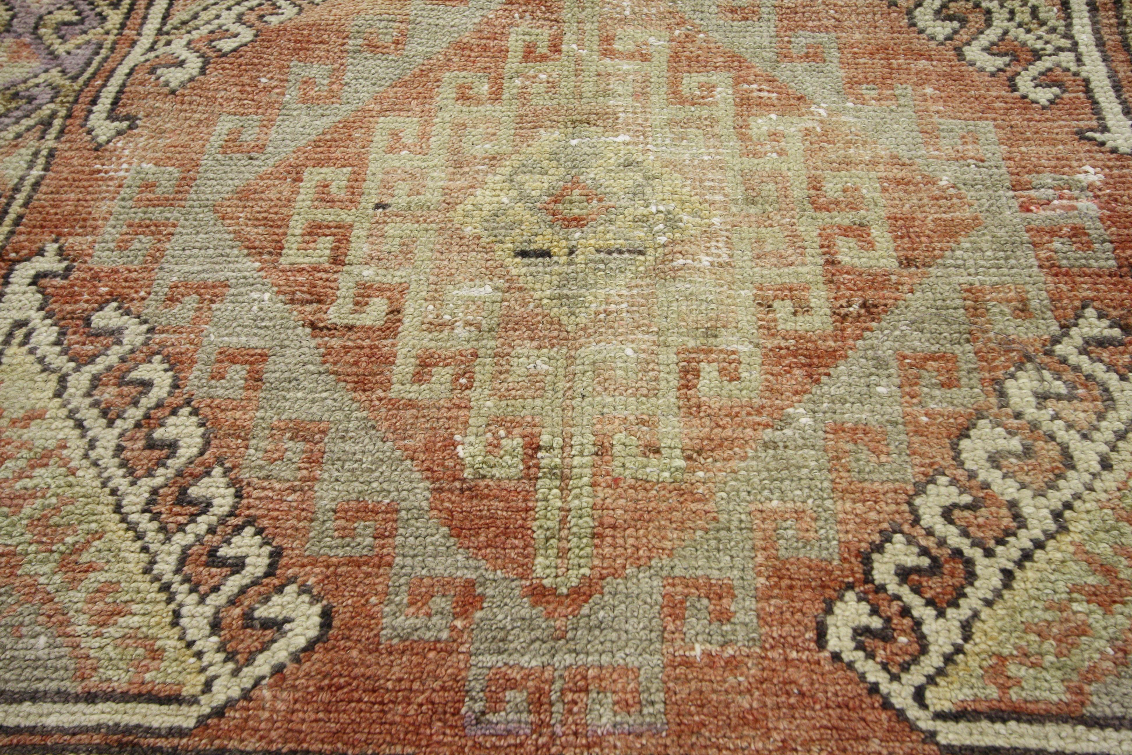 Tapis de couloir turc Oushak vintage vieilli, tapis de couloir d'entrée Abîmé - En vente à Dallas, TX