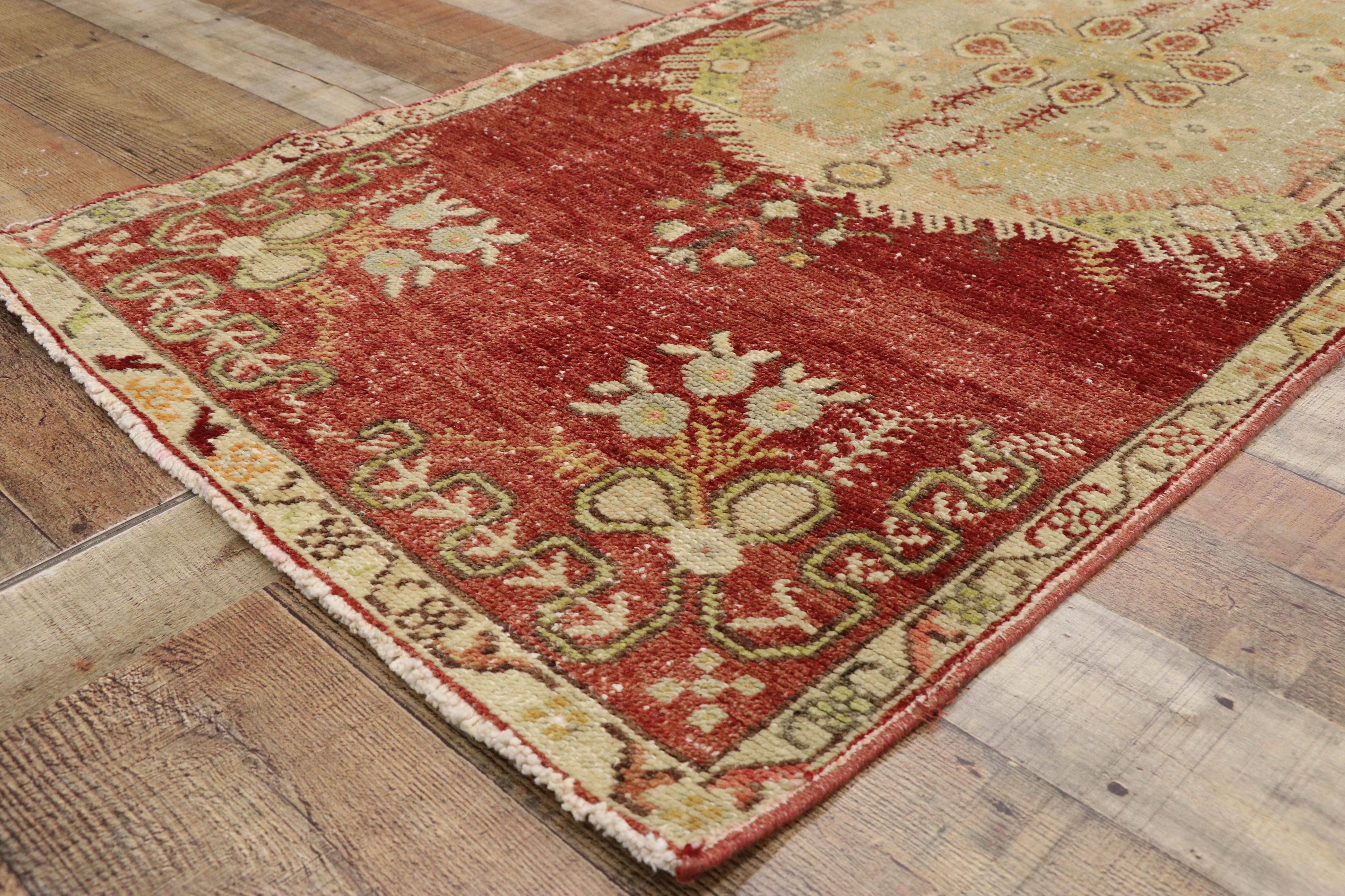 Tapis de couloir turc Oushak vintage vieilli avec style provincial français et rococo Abîmé - En vente à Dallas, TX