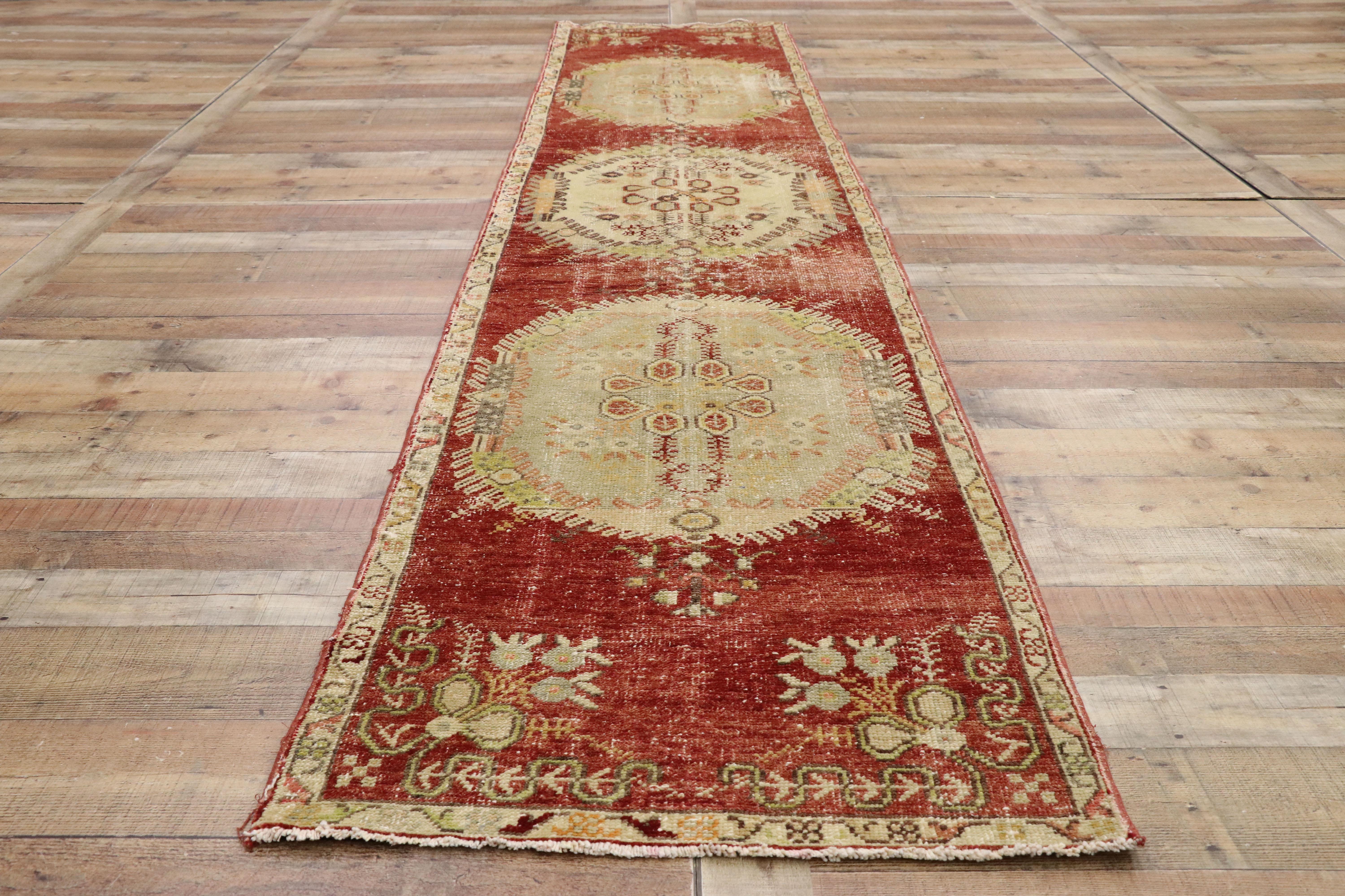 20ième siècle Tapis de couloir turc Oushak vintage vieilli avec style provincial français et rococo en vente