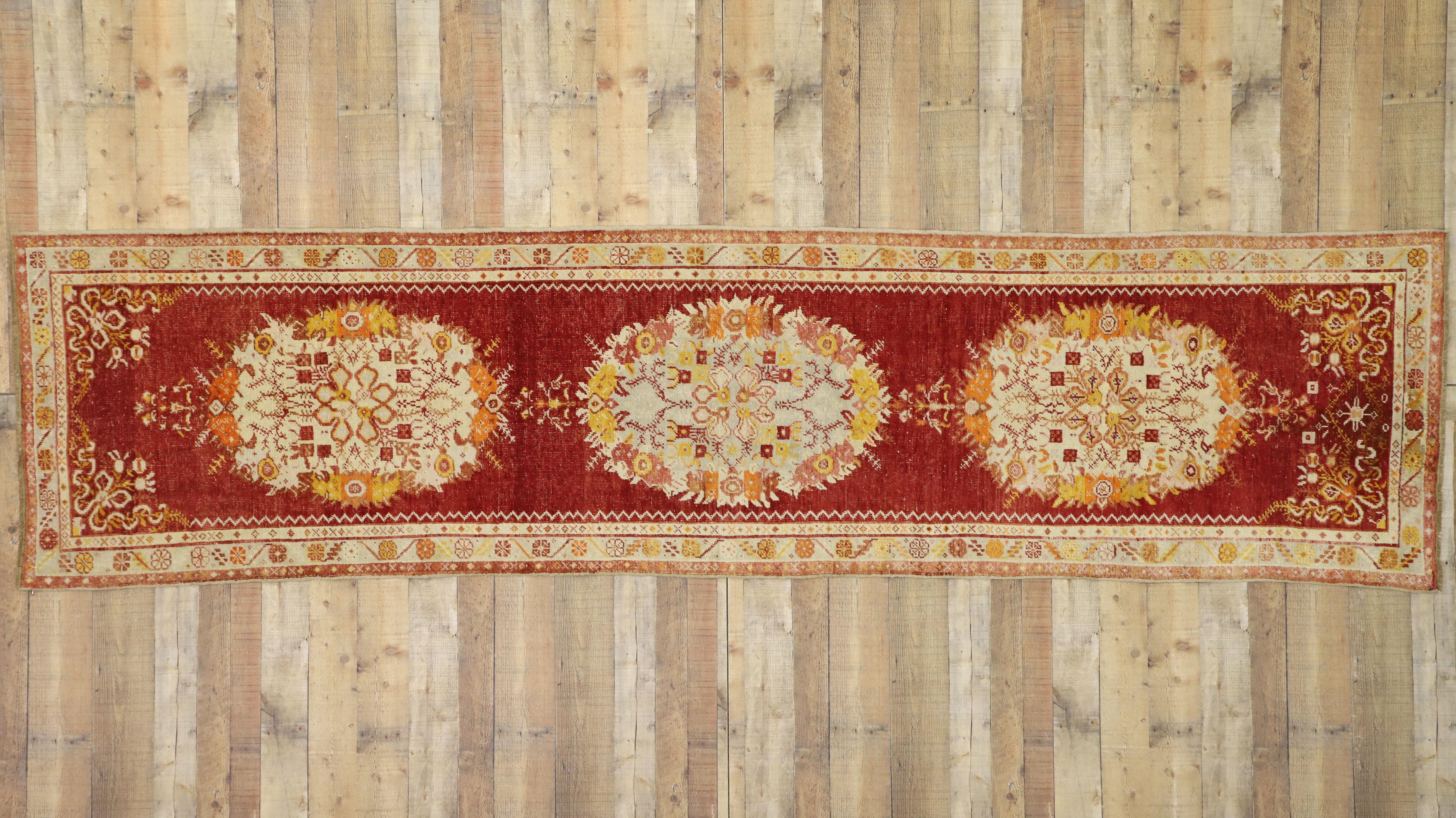 Laine Tapis de couloir turc Oushak vintage vieilli avec style provincial français et rococo en vente