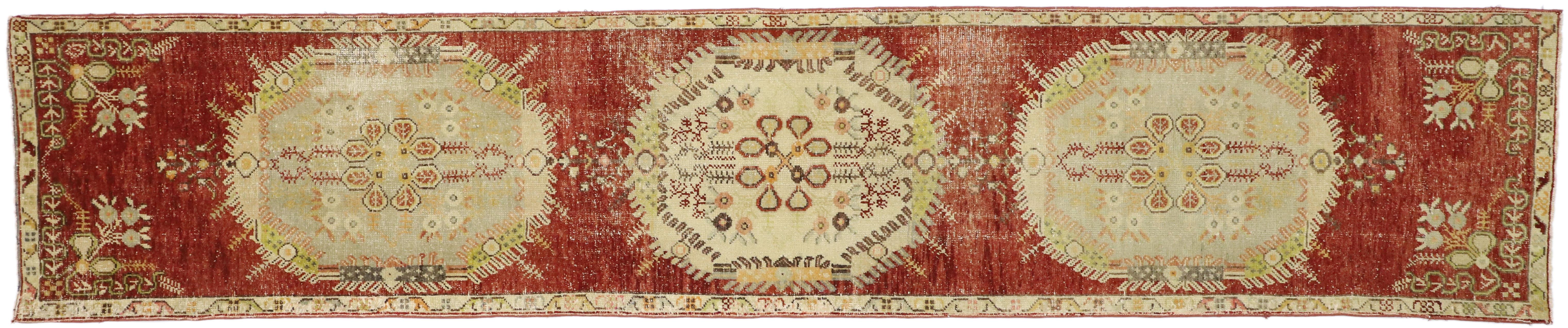 Tapis de couloir turc Oushak vintage vieilli avec style provincial français et rococo en vente 1