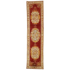 Tapis de couloir turc Oushak vintage vieilli avec style provincial français et rococo