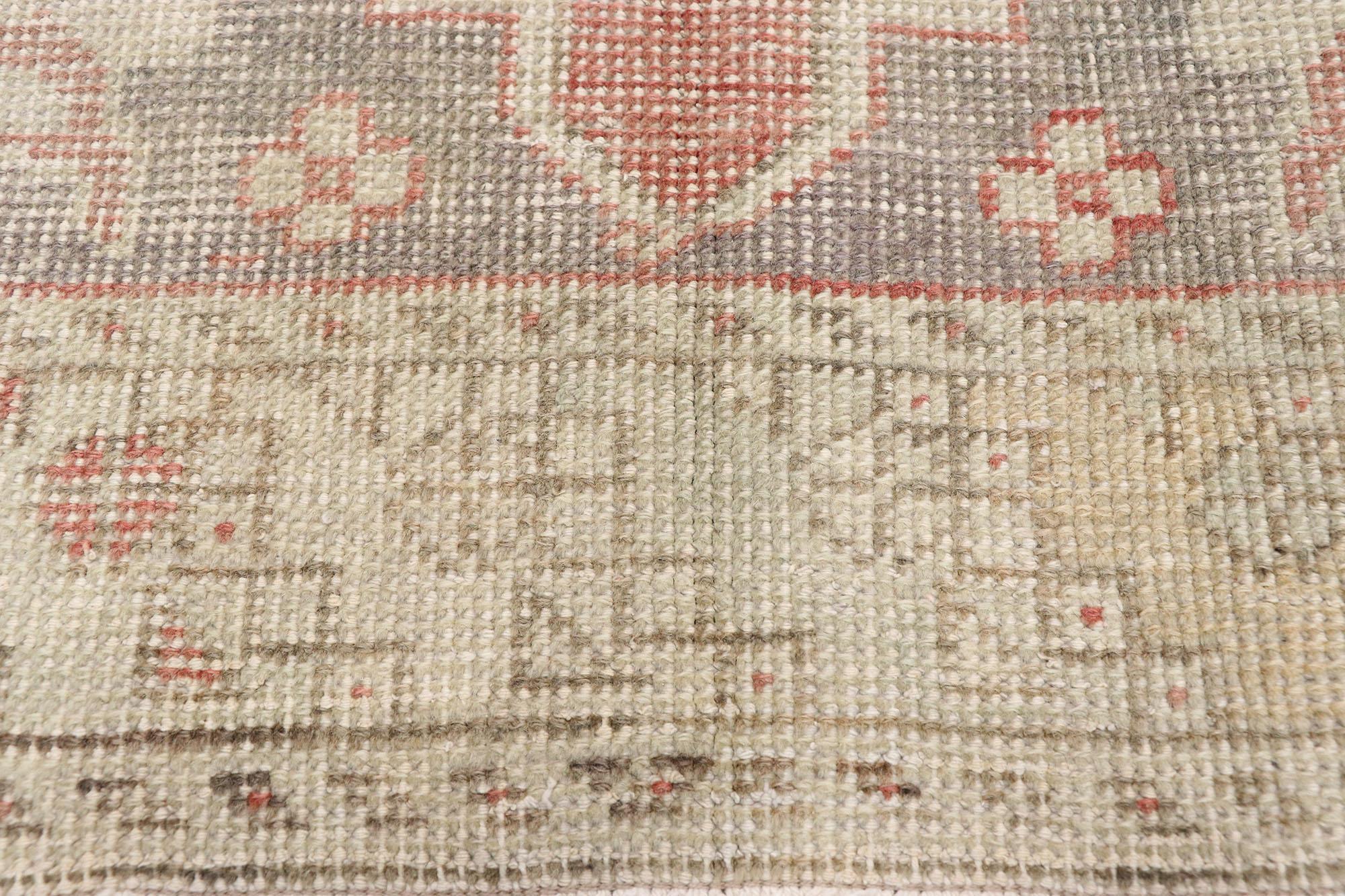 Annodato a mano Runner in Oushak turco vintage con stile romantico e rustico in vendita