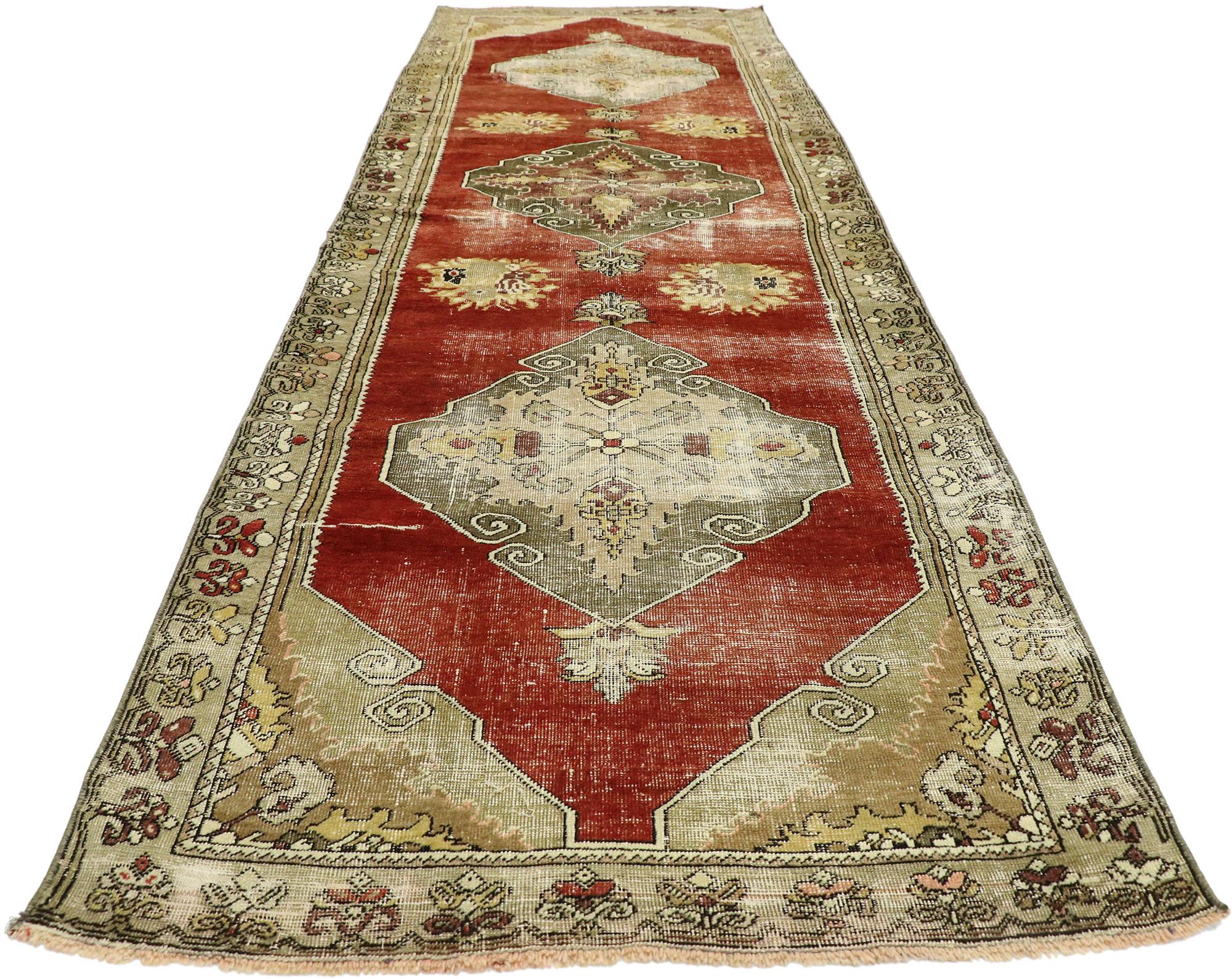 Annodato a mano Runner in Oushak turco vintage con stile rustico e consumato in vendita