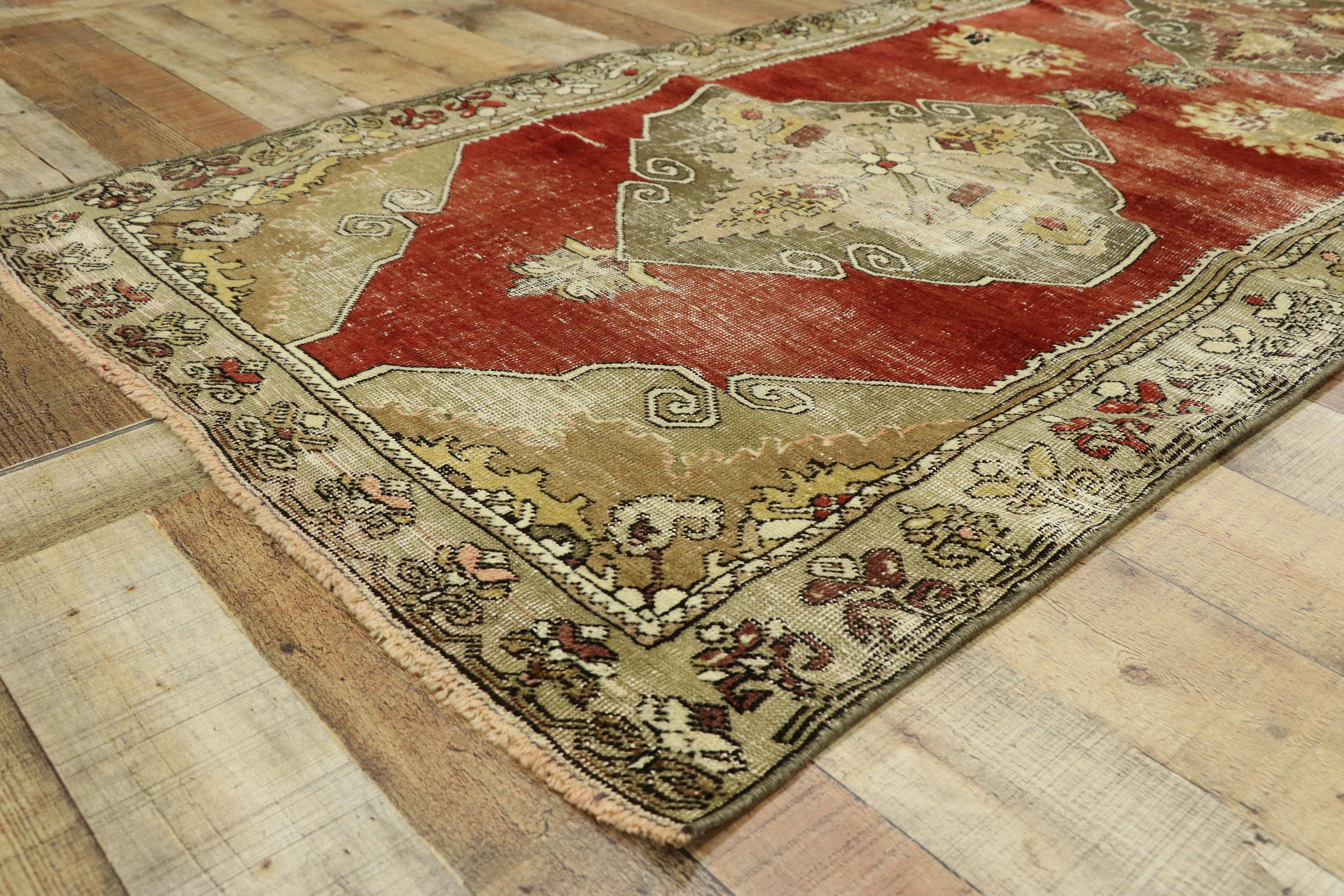 XX secolo Runner in Oushak turco vintage con stile rustico e consumato in vendita