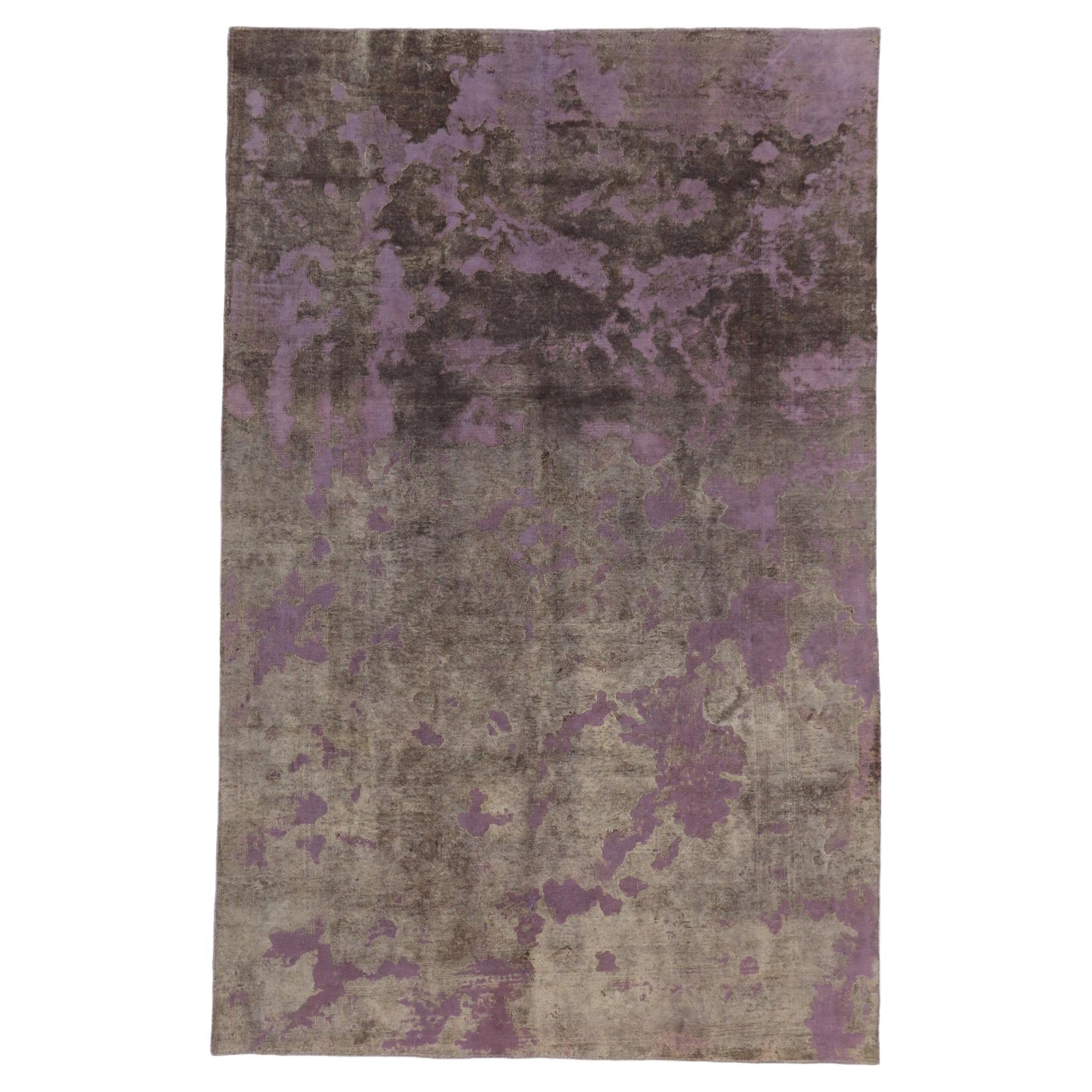 Alfombra turca vintage teñida, el chic industrial se une al expresionismo abstracto