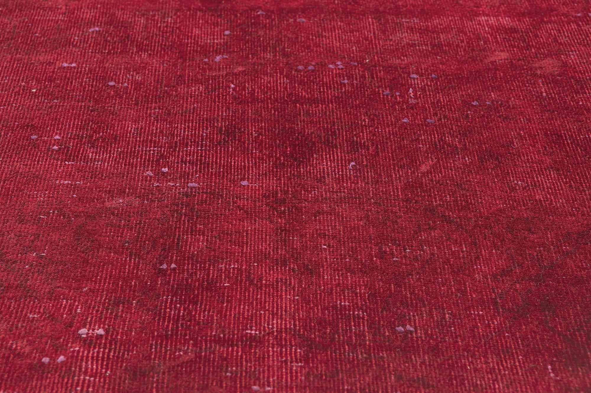 Türkischer rot überfärbter Vintage-Teppich, Moderne Eleganz trifft auf Maximalismus (20. Jahrhundert) im Angebot