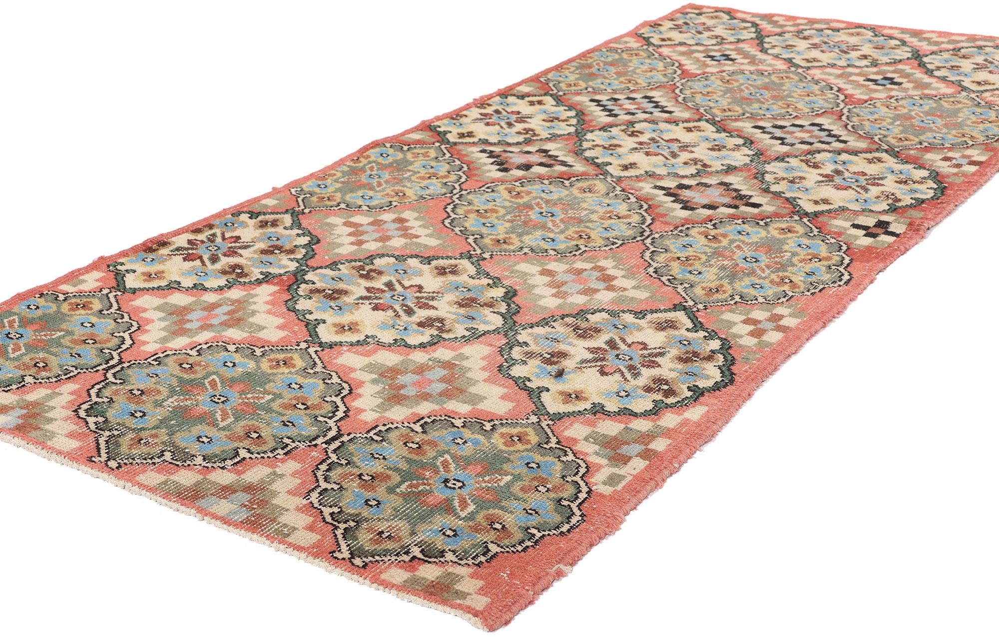 52013 Zeki Muren Vintage Turkish Sivas Rug, 03'00 x 07'02. Nichés dans les paysages sereins de la région turque de Revere, les tapis turcs de Revere de Zeki Muren rendent hommage au chanteur turc vénéré dont l'héritage continue d'être une source