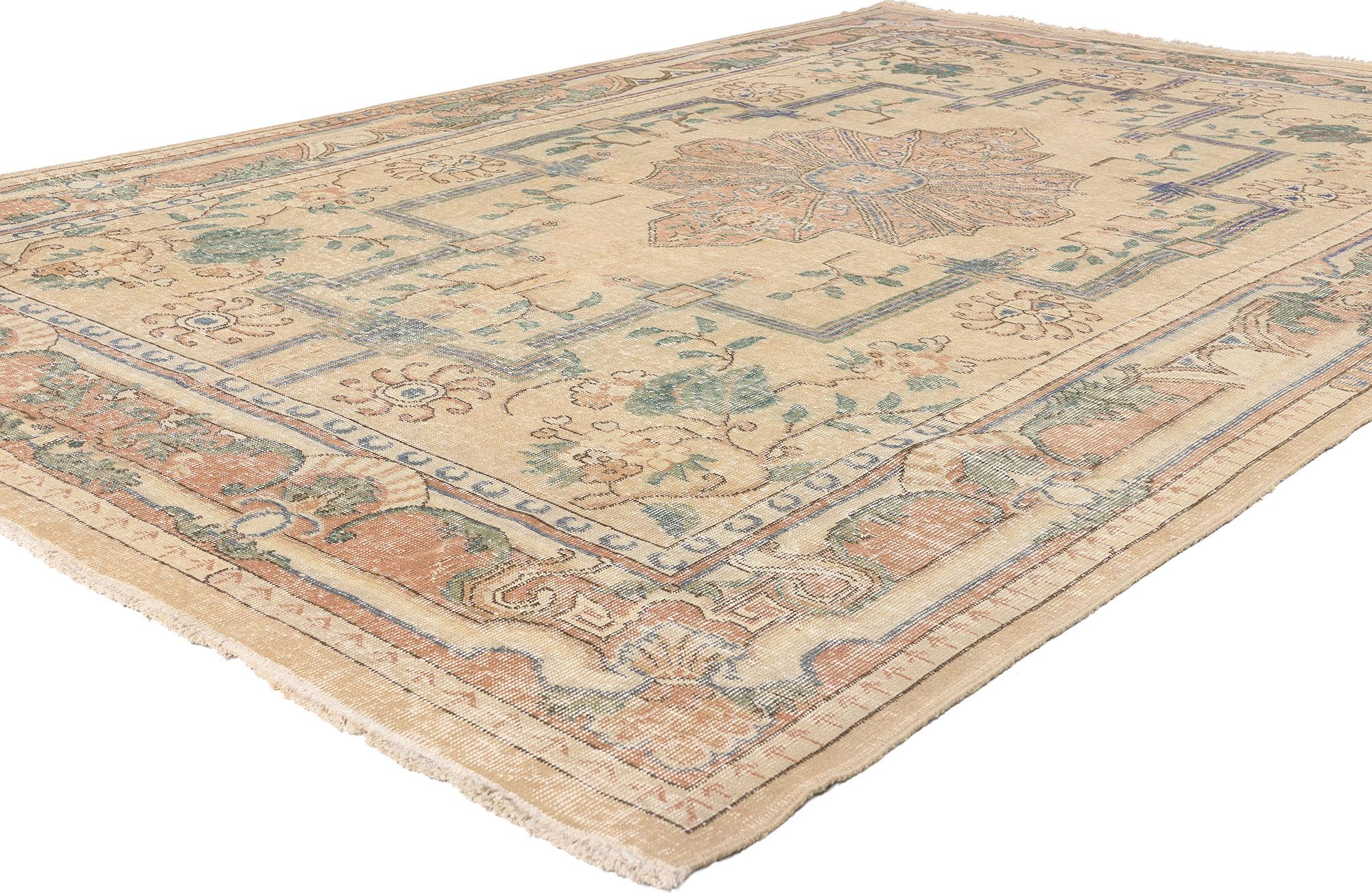 50869 Türkischer Sivas-Teppich im Vintage-Stil, 07'03 x 11'03. Dieser handgeknüpfte türkische Sivas-Teppich aus Wolle ist eine Vision zeitloser Eleganz. Er ist geschichtsträchtig und mit meisterhafter Kunstfertigkeit gewebt. Nach einer antiken