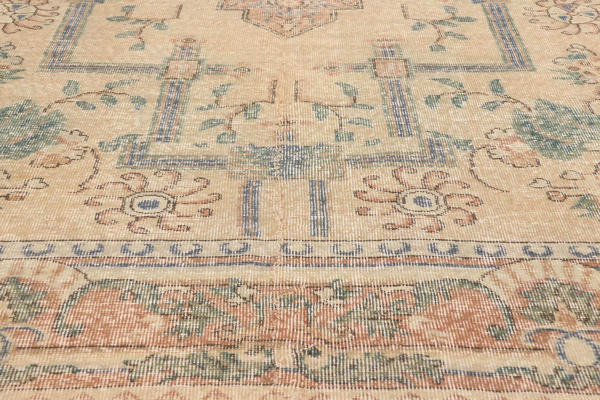 Türkischer Sivas-Teppich aus den 1940er Jahren im traditionellen Stil im Zustand „Starke Gebrauchsspuren“ im Angebot in Dallas, TX