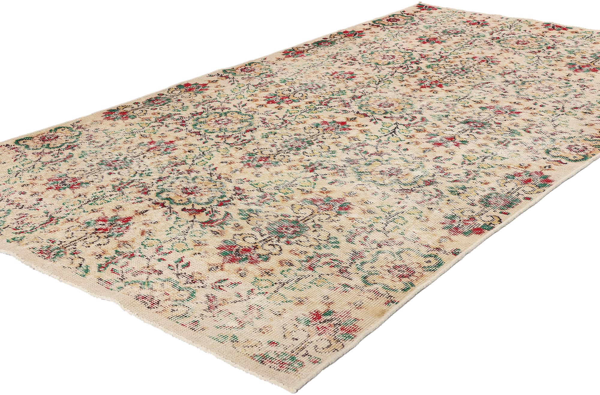 52011 Türkischer Sivas-Teppich im Vintage-Stil, 03'10 x 07'01. Türkische Sivas-Teppiche, die aus Sivas in Zentralanatolien in der Türkei stammen, sind durchdrungen von Tradition und Authentizität. Diese Teppiche werden absichtlich gealtert, um ein