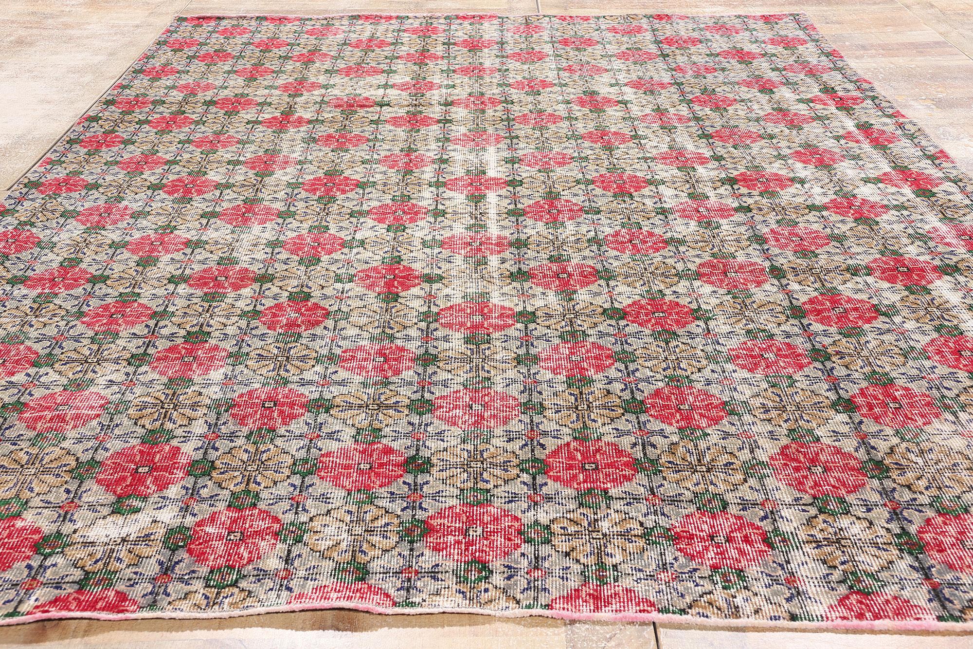 1950's Zeki Muren Distressed Turkish Sivas Rug with Traditional Style en vente 1