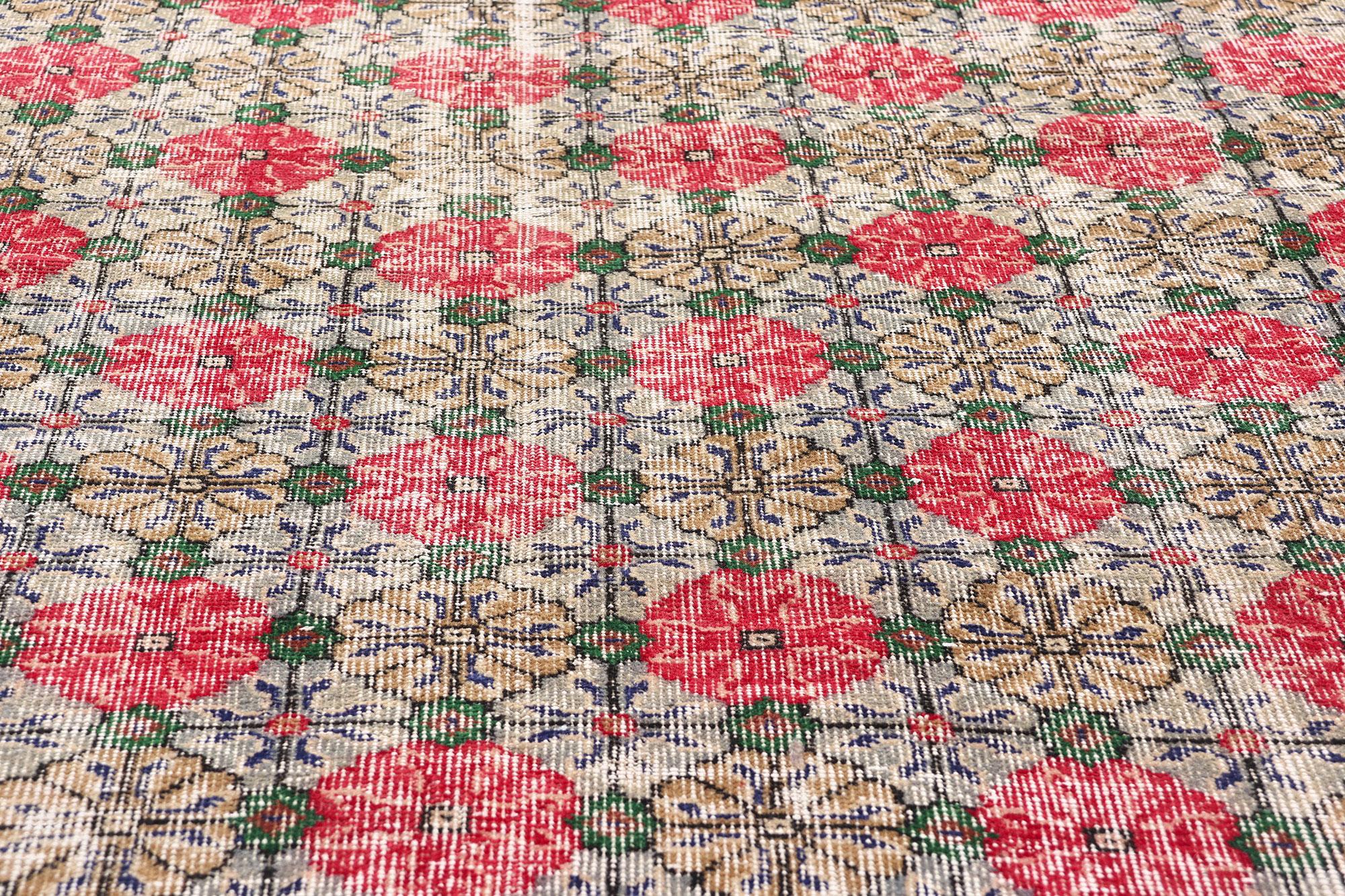 Noué à la main 1950's Zeki Muren Distressed Turkish Sivas Rug with Traditional Style en vente