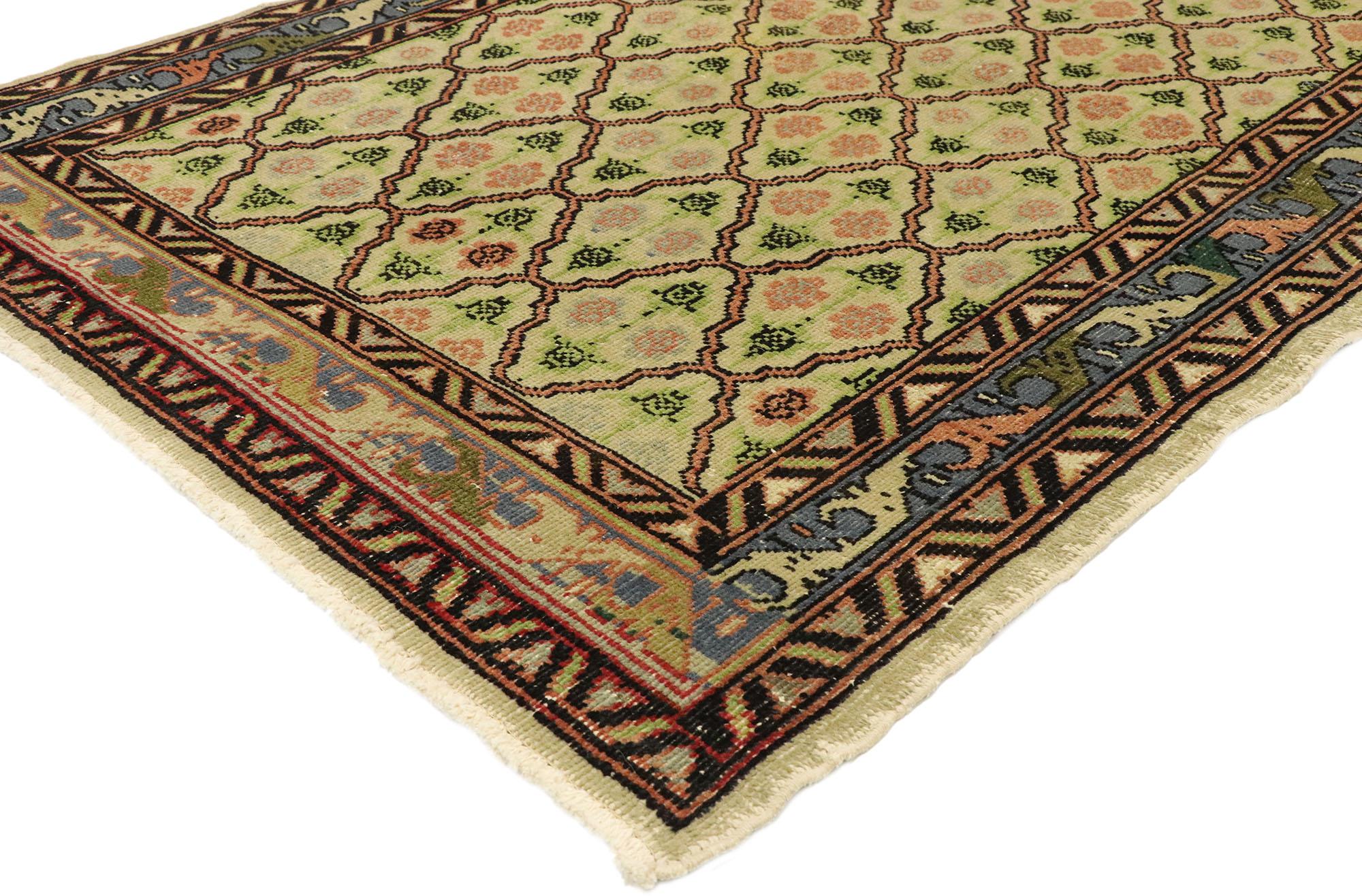 51897 Alfombra Sivas Turca Vintage Desgastada, 03'05 x 05'03. Esta alfombra Sivas turca vintage de lana anudada a mano y envejecida, de estilo industrial romántico, presenta un motivo de celosía floral compuesto por rombos festoneados en colores