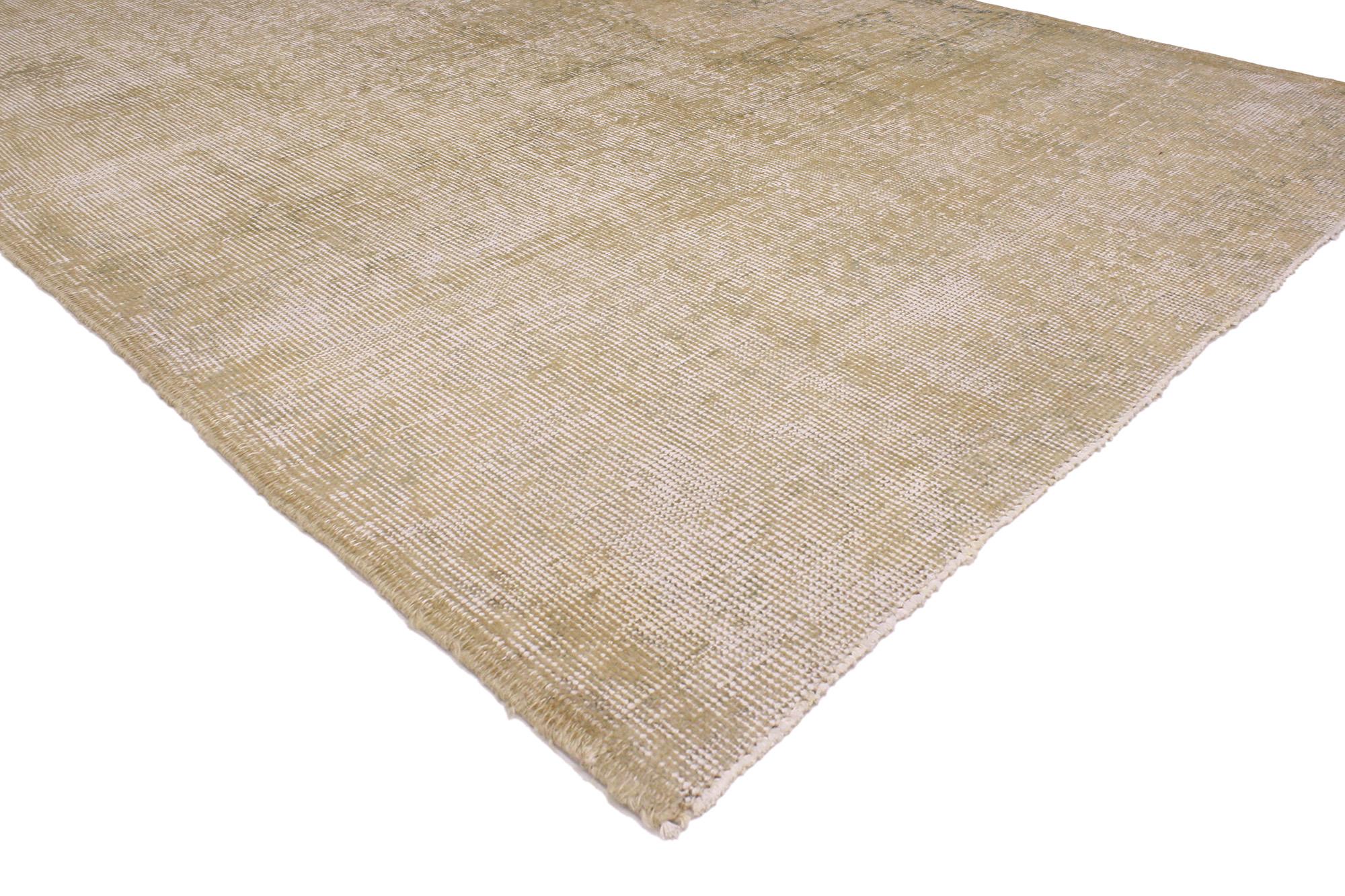 51982 Alfombra Sivas Turca Vintage Desgastada, 03'11 x 06'02. Esta alfombra turca Sivas vintage, de lana anudada a mano y envejecida, encarna una exquisita mezcla de encanto rústico y sofisticación moderna. Su etérea paleta de suaves y apagados