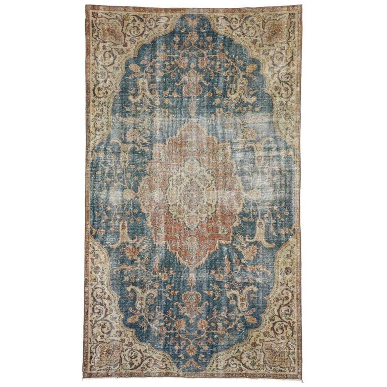 Distressed Vintage Türkisch Sivas Teppich mit Englisch Chintz Rustic Style  im Angebot bei 1stDibs
