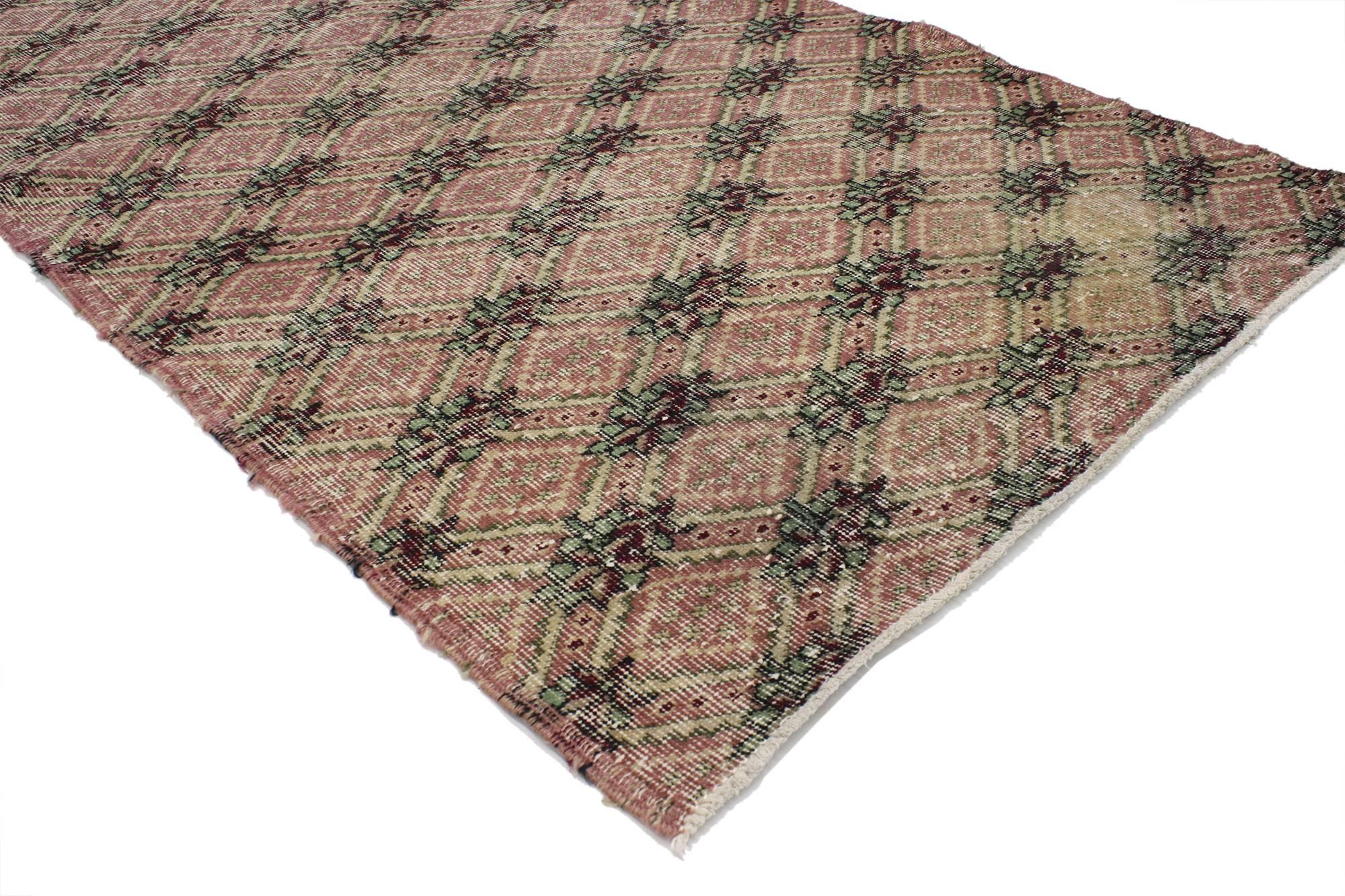 51942 Tappeto Sivas Turco Vintage Distressed con stile rustico inglese 03'05 x 06'06. Con un mix perfetto di semplicità e lusso, questo tappeto turco Sivas vintage e invecchiato incarna un accogliente stile rustico inglese. Presenta un design a
