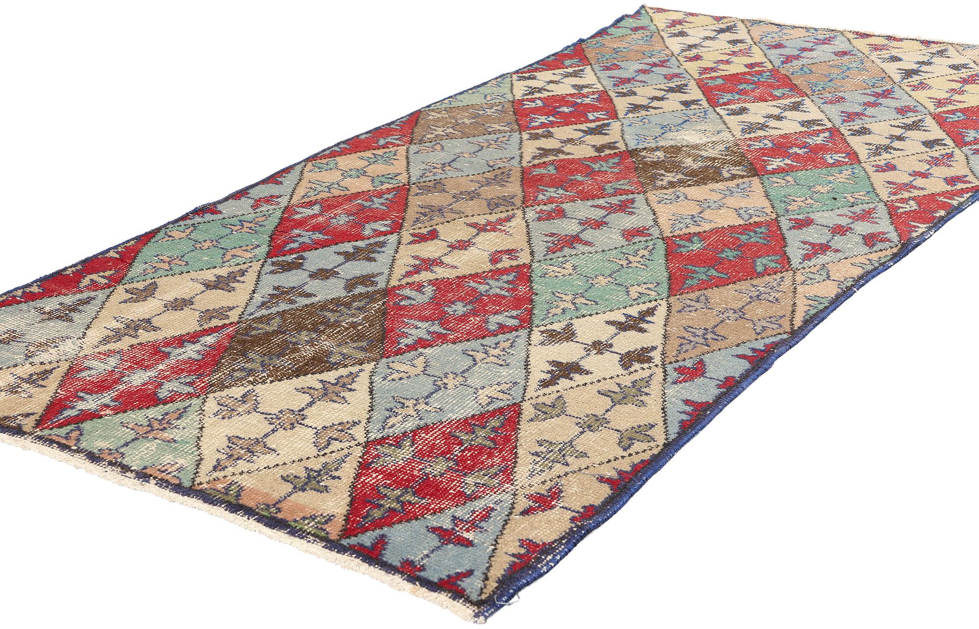 51930 Zeki Muren Vintage Turkish Sivas Rug, 04'04 x 07'02. Nichés dans les paysages sereins de la région turque de Revere, les tapis turcs de Revere de Zeki Muren rendent hommage au chanteur turc vénéré dont l'héritage a inspiré leur création.