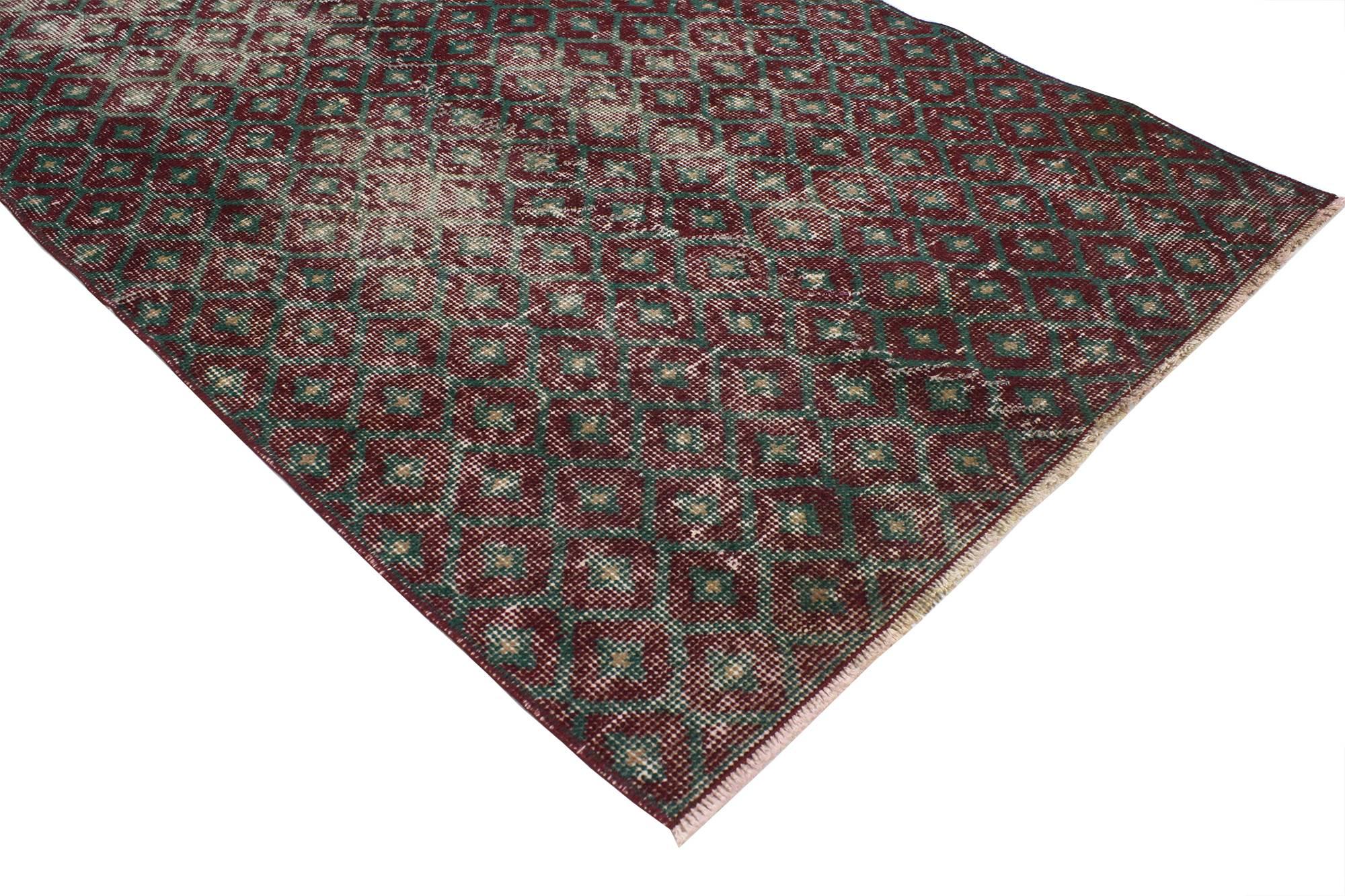 51915 Tapis Sivas turc vintage avec style traditionnel anglais moderne et rustique 02'09 x 06'00. Ce tapis turc vintage Sivas, noué à la main et en mauvais état, présente un motif graphique de losanges en treillis sur un champ abrasif. Des rangées