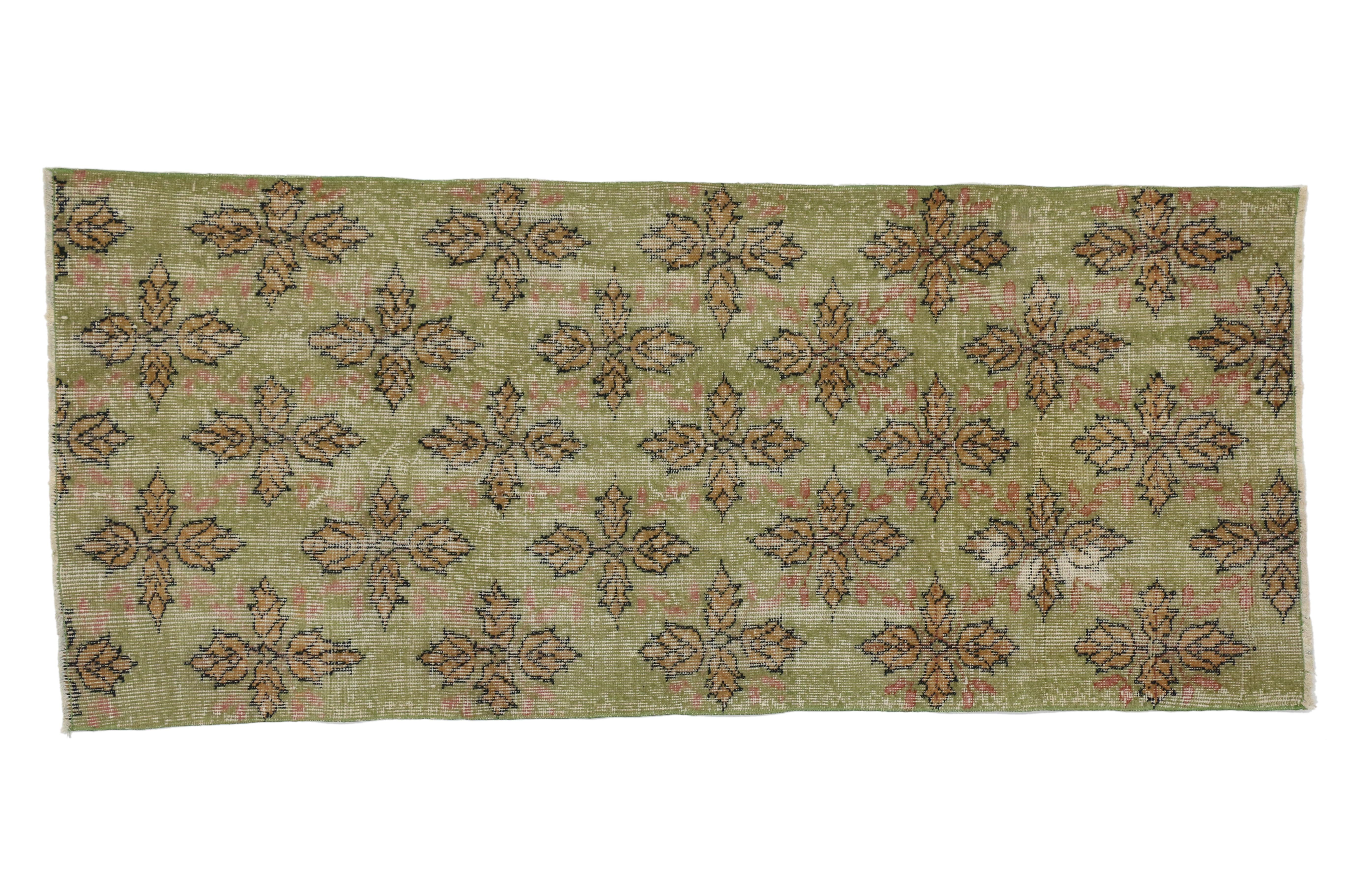 Distressed Vintage Turkish Sivas Rug with Traditional English Rustic Style In Distressed Condition For Sale In Dallas, TX