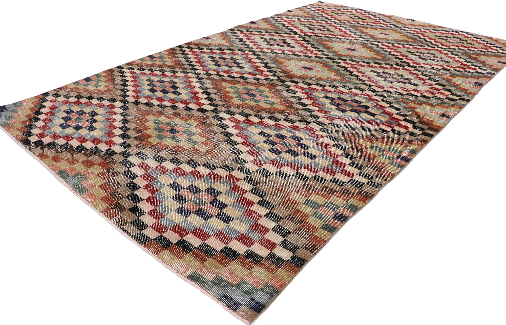 53288 tappeto vintage turco Sivas con stile cubista moderno. Questo tappeto vintage turco Sivas, annodato a mano, presenta un vivace motivo a scacchiera multicolore all-over composto da file di quadrati multicolore. Il motivo di ispirazione cubista