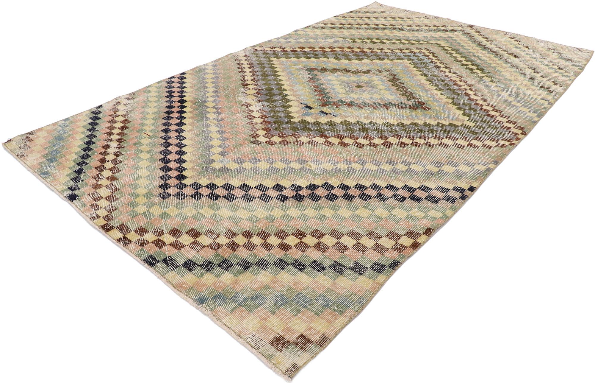 53278, tappeto vintage turco Sivas con stile cubista moderno. Questo tappeto vintage turco Sivas, annodato a mano, presenta un motivo a scacchiera composto da file di quadrati multicolore. I diamanti concentrici a blocchi di colore si irradiano dal