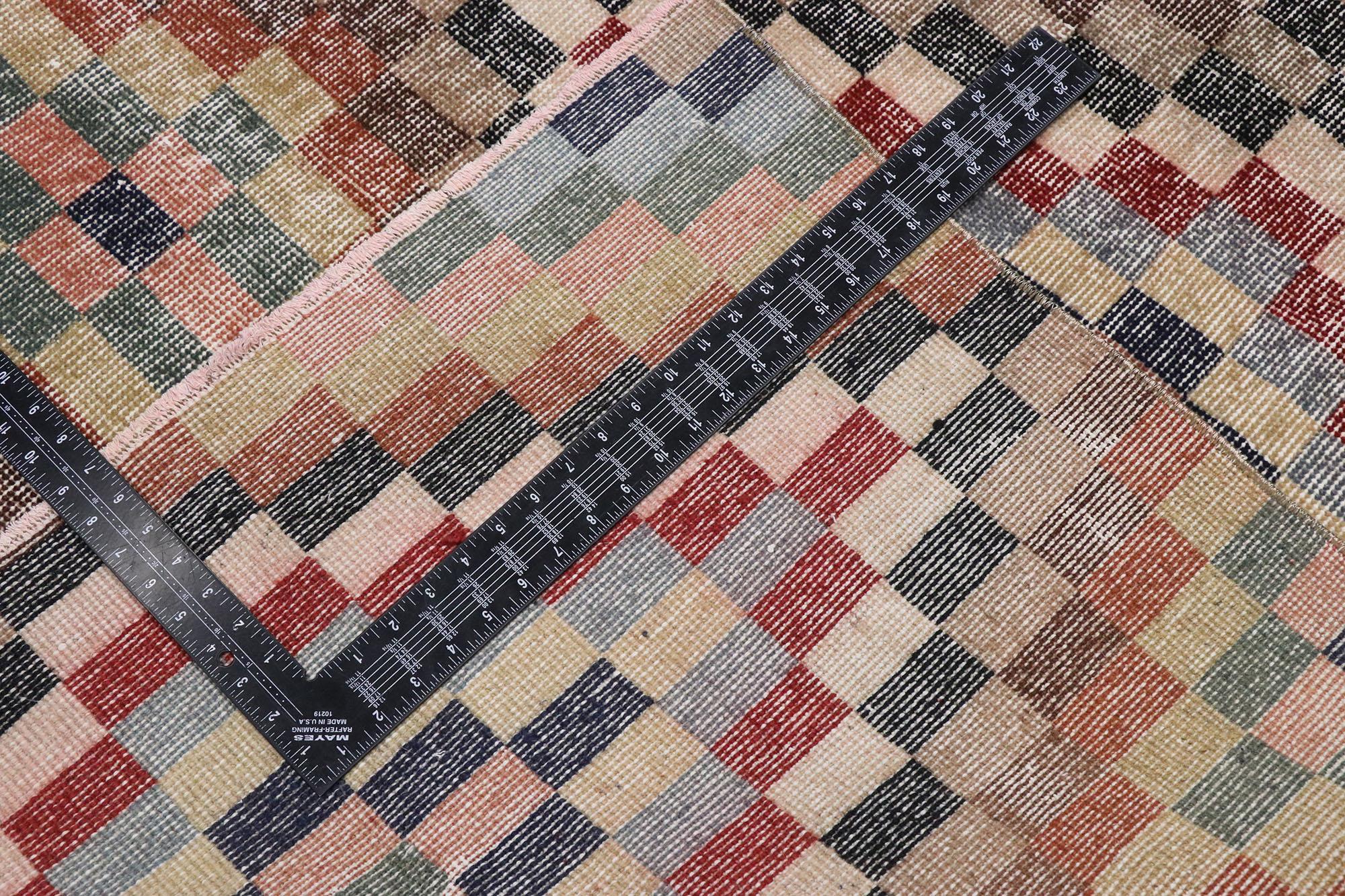 Tappeto Sivas turco a scacchi d'epoca moderno e di metà secolo In condizioni deteriorate in vendita a Dallas, TX