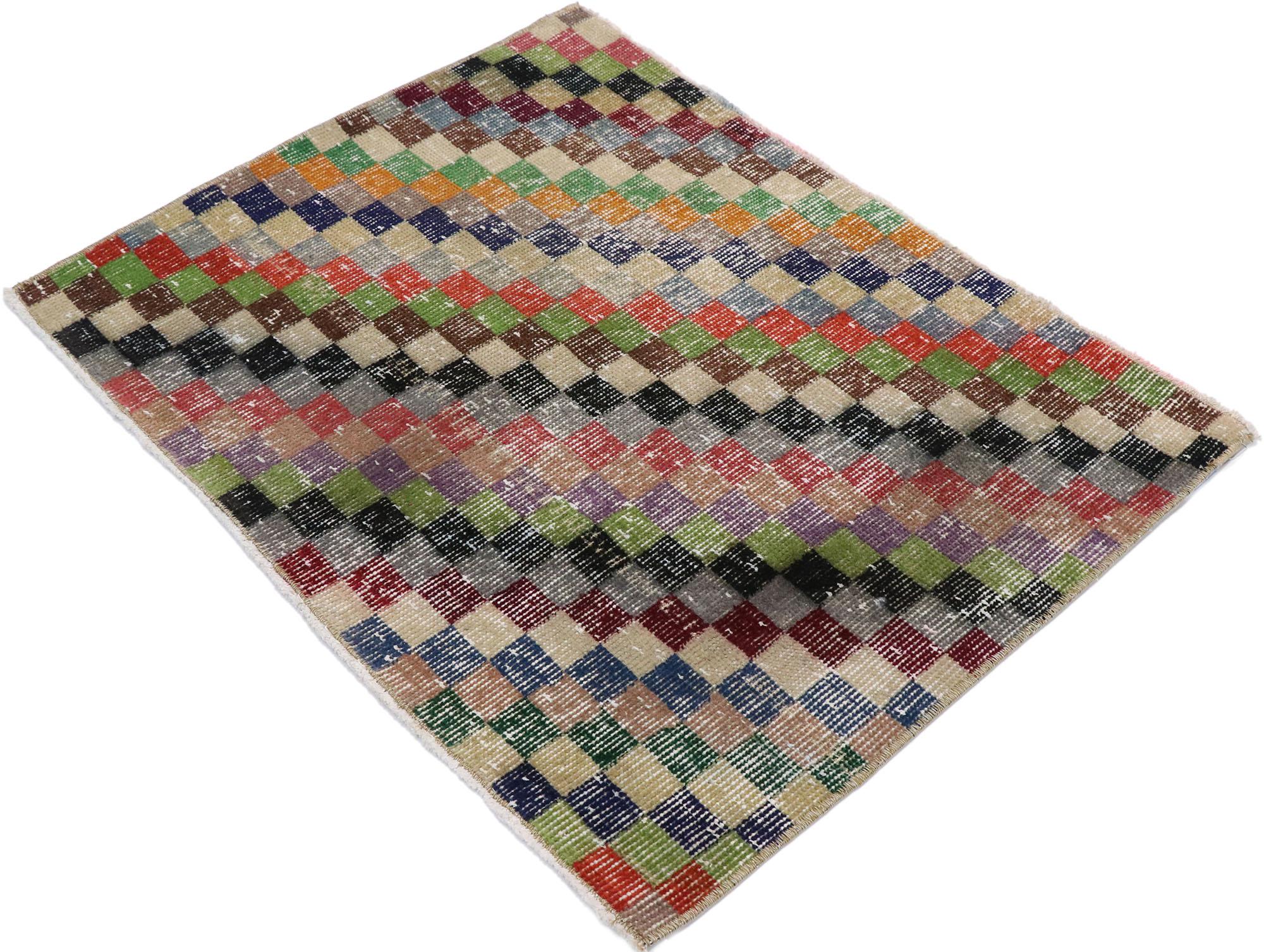 53285 Tapis Sivas turc vintage en mauvais état, de style cubisme industriel moderne. Chaleureux et accueillant, combiné à un motif audacieux, ce tapis turc vintage Sivas en laine nouée à la main et usée incarne le style cubiste audacieux avec une