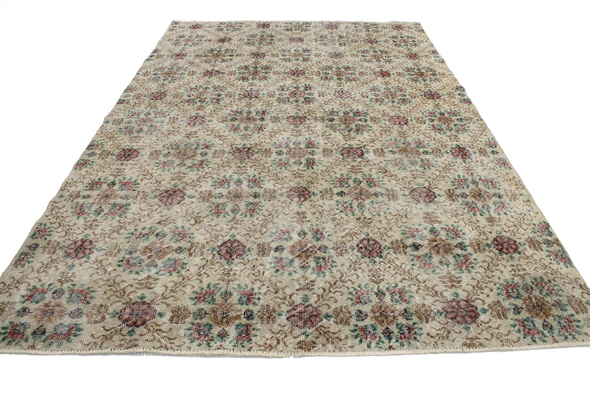 52024 Tappeto vintage turco Sivas con stile romantico cottage inglese 06'05 x 09'07. Con un motivo classico a reticolo floreale e un'atmosfera tradizionale, questo tappeto Sivas turco vintage in lana annodato a mano e con segni di usura incarna