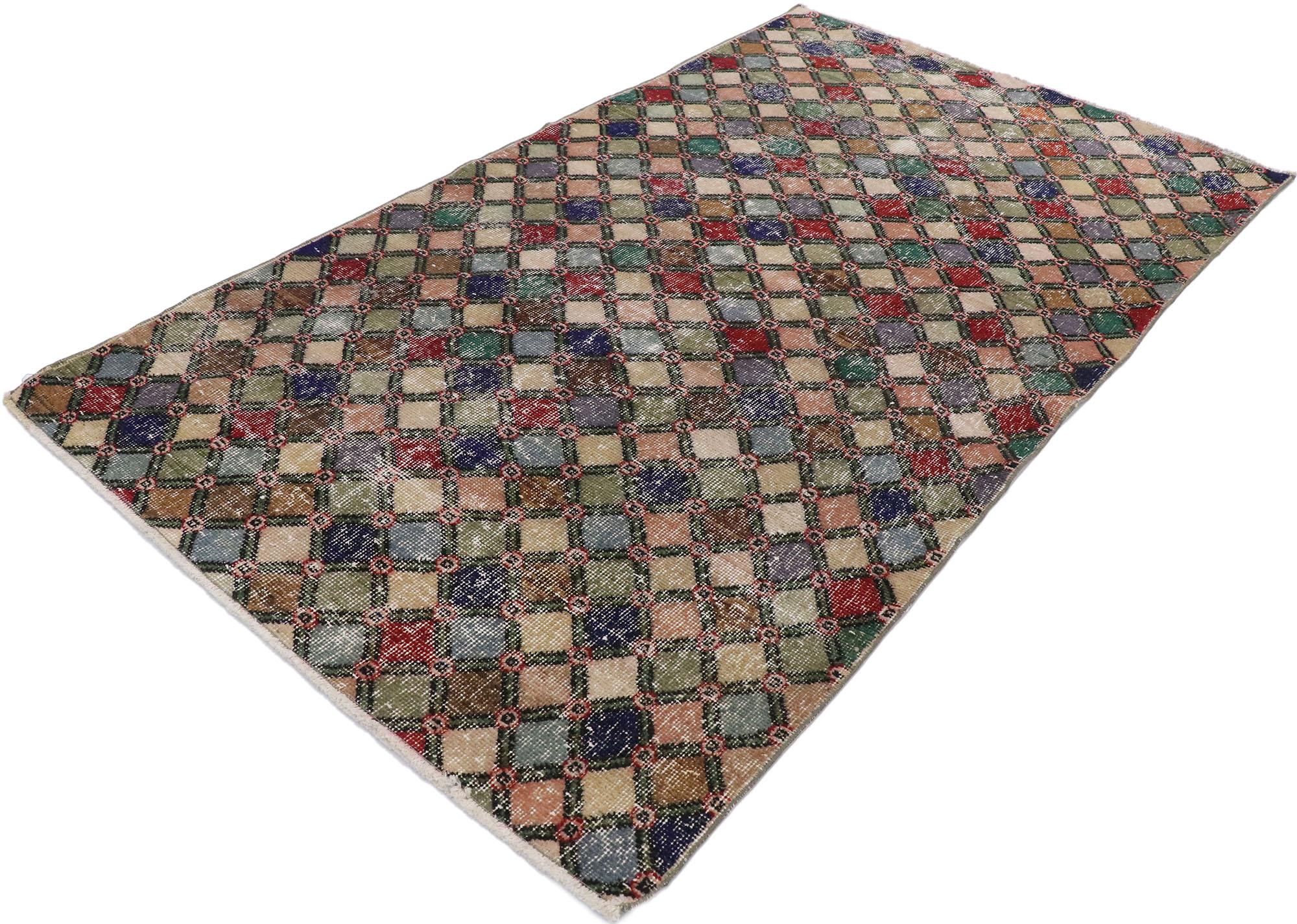 53327, strapazierter türkischer Sivas-Teppich im romantischen Mid-Century Modern-Stil. Dieser handgeknüpfte türkische Sivas-Teppich aus Wolle ist mit einem Rautengittermuster versehen, das aus einem grünen Spalier besteht, das mit Rosetten verziert