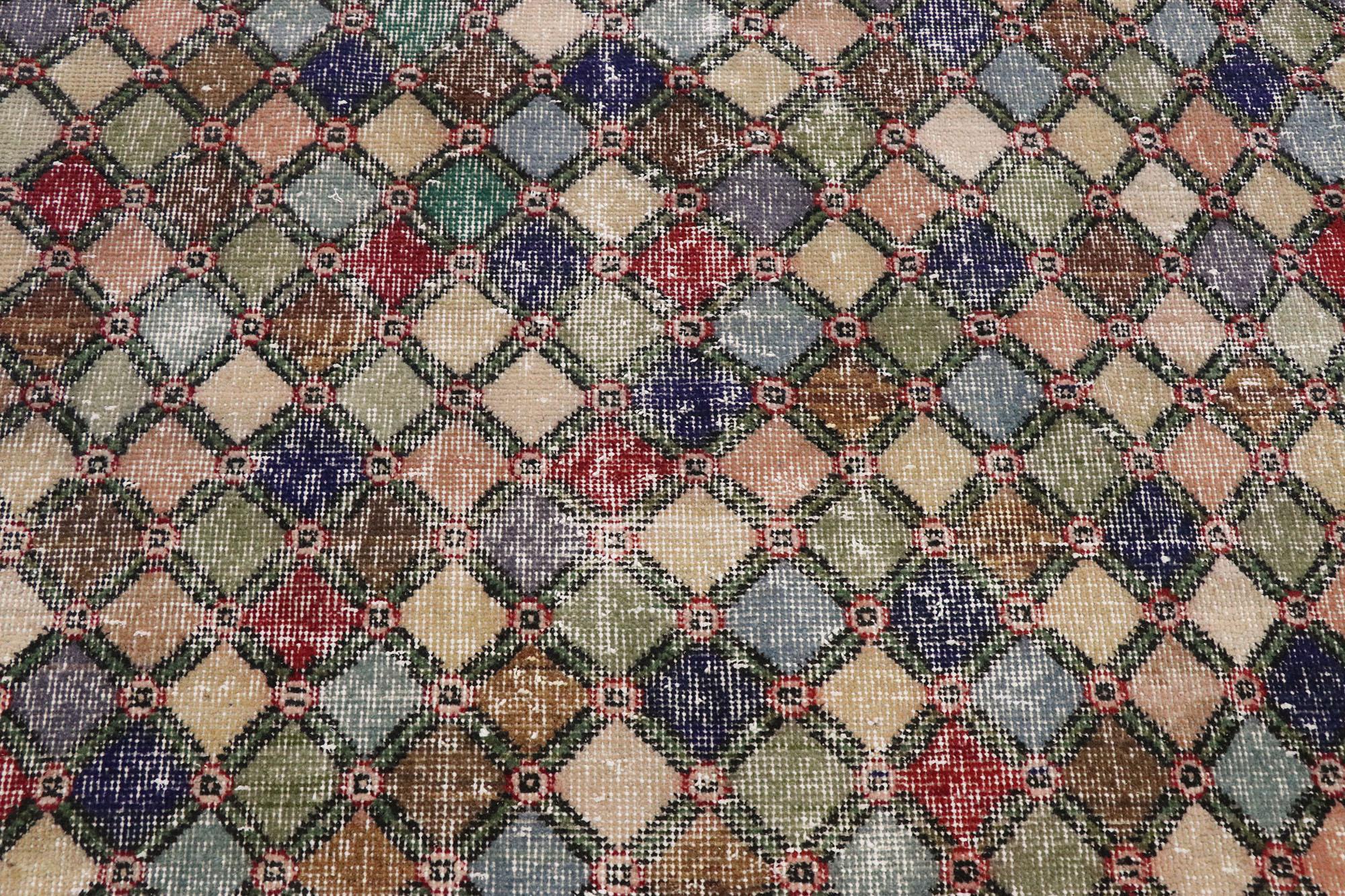 Türkischer Sivas-Teppich im Vintage-Stil mit romantischem Mid-Century-Modern-Stil, im Used-Stil im Zustand „Starke Gebrauchsspuren“ im Angebot in Dallas, TX