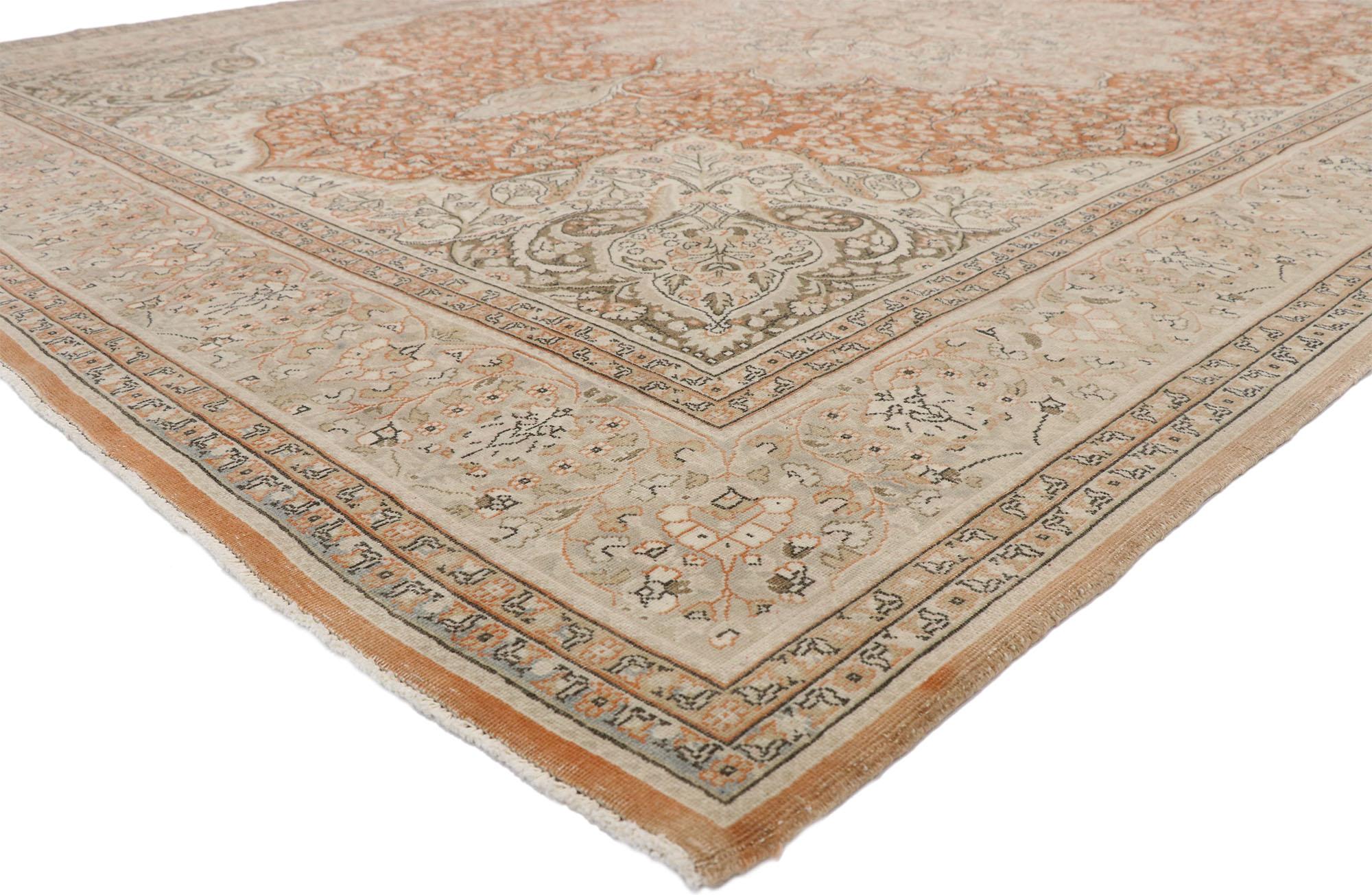 52651, strapazierter türkischer Sivas-Teppich im romantisch-rustikalen Art-Nouveau-Stil. Dieser handgeknüpfte türkische Sivas-Teppich aus Wolle, der ein zeitloses Design mit einer romantisch-rustikalen Sensibilität verbindet, verkörpert auf