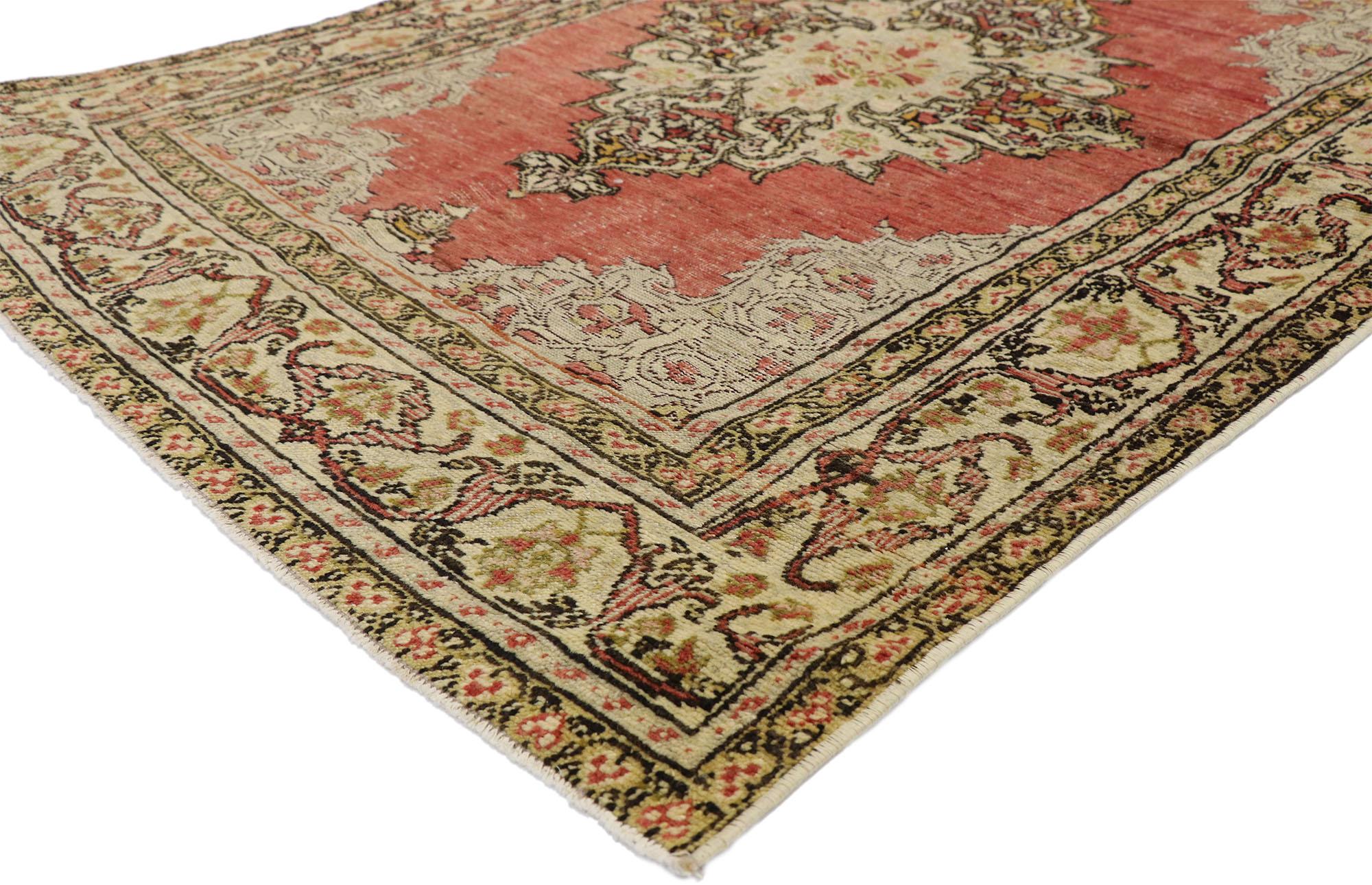 52568 tappeto vintage turco Sivas con stile rustico Arts & Crafts. Con un design tradizionale a medaglioni e un'eleganza discreta, questo tappeto vintage Sivas in lana annodato a mano e con segni di usura abbraccia uno stile rustico Arts and Crafts.