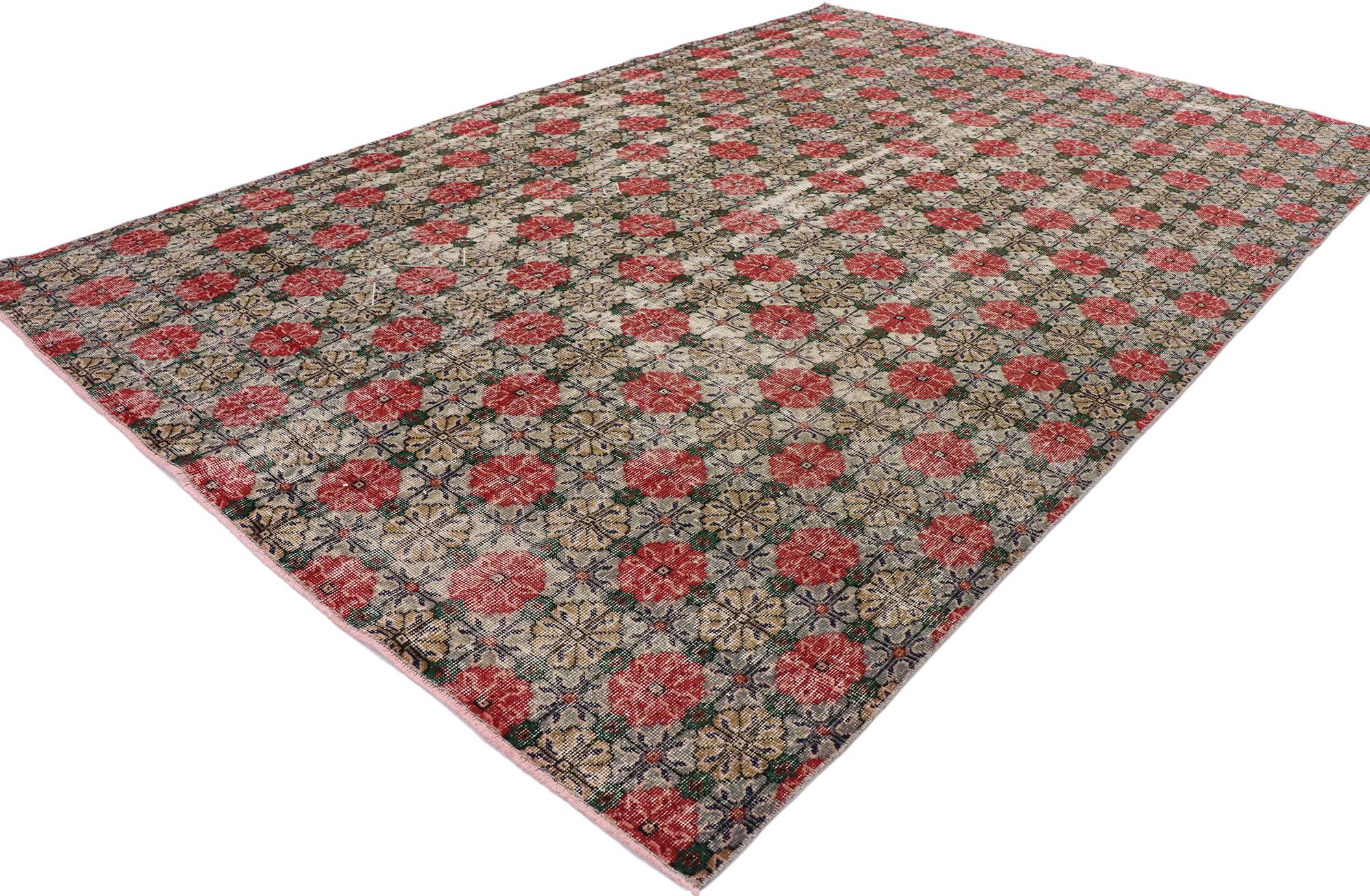 53365 Türkischer Sivas-Teppich im Vintage-Stil, 06'11 x 10'06.  
Dieser handgeknüpfte türkische Sivas-Teppich aus Wolle zeigt ein romantisches, florales Allover-Muster, das aus versetzten Reihen von offenen Blüten besteht. Sanfte Wellen von Abrieb