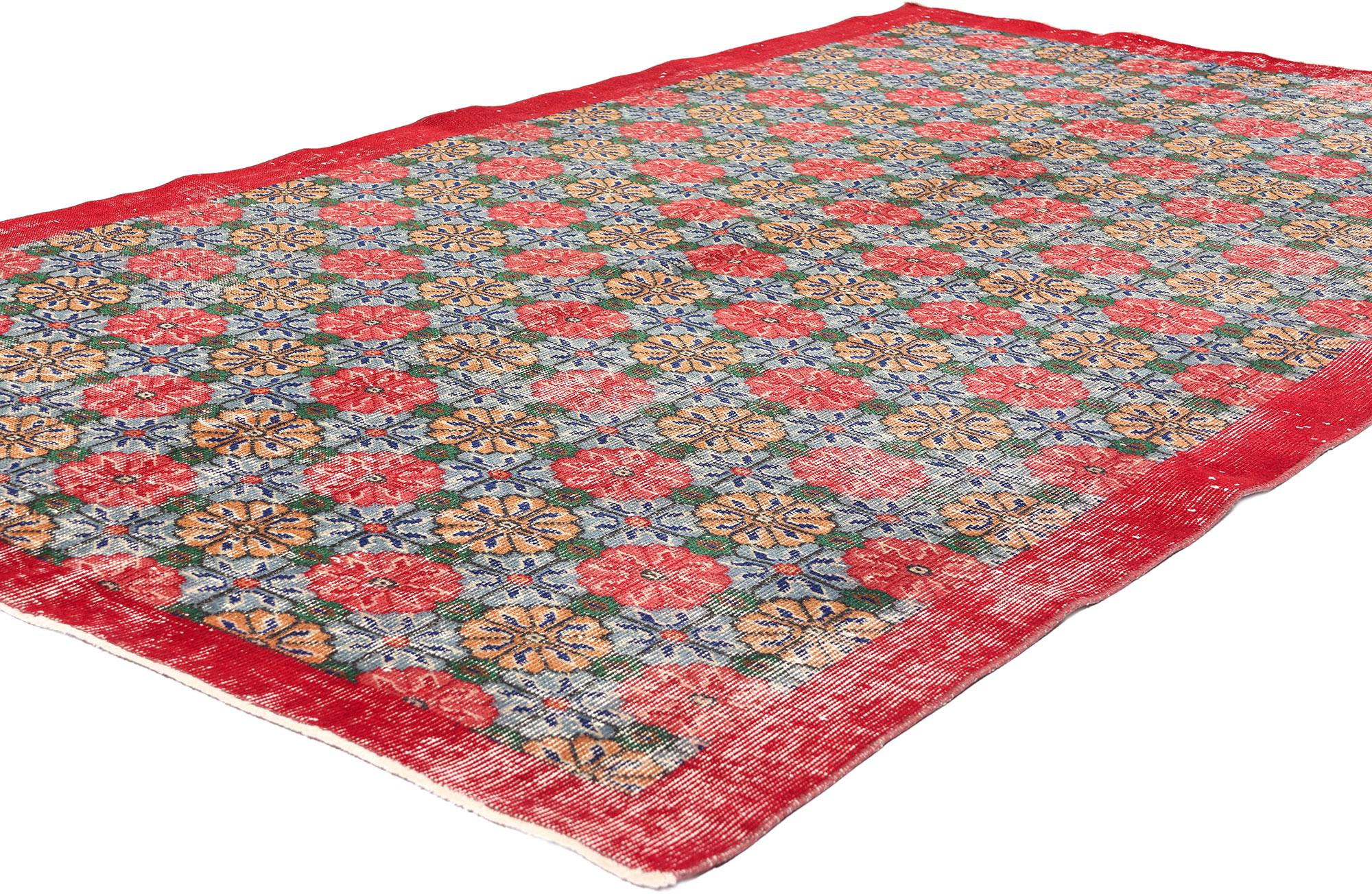 53375 Tappeto Zeki Muren Vintage Turkish Sivas, 05'03 x 08'10. Immersi nei paesaggi sereni della regione turca di Sivas, i tappeti turchi di Sivas di Zeki Muren onorano l'eredità del venerato cantante turco che continua a ispirare. Celebri per la