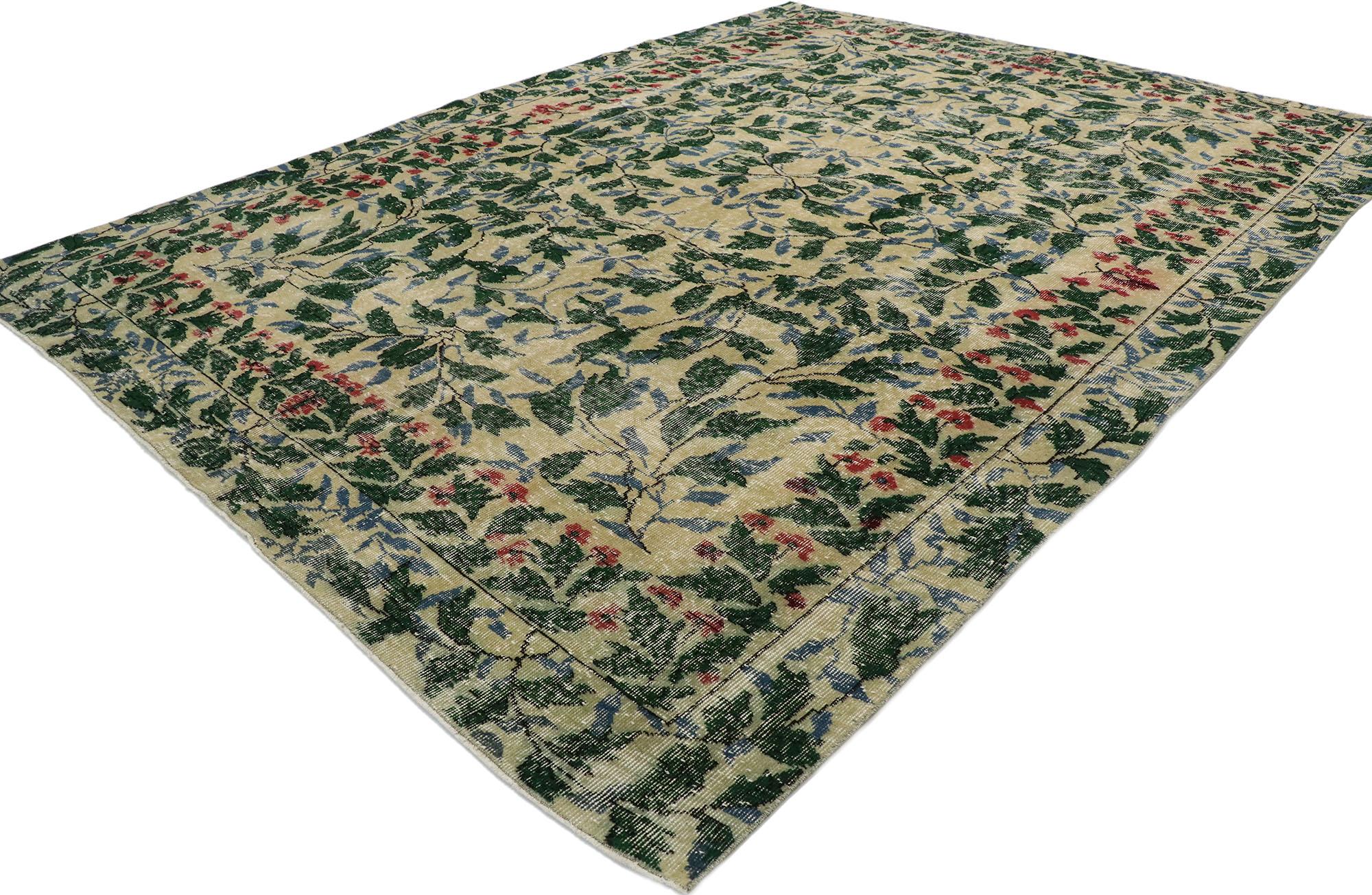 53279 Tapis Sivas turc vintage vieilli, 07'08 x 09'10. Les tapis de Sivas, originaires du centre de l'Anatolie, en Turquie, sont réputés pour leur artisanat impeccable et leurs motifs complexes, géométriques ou floraux, avec des médaillons au