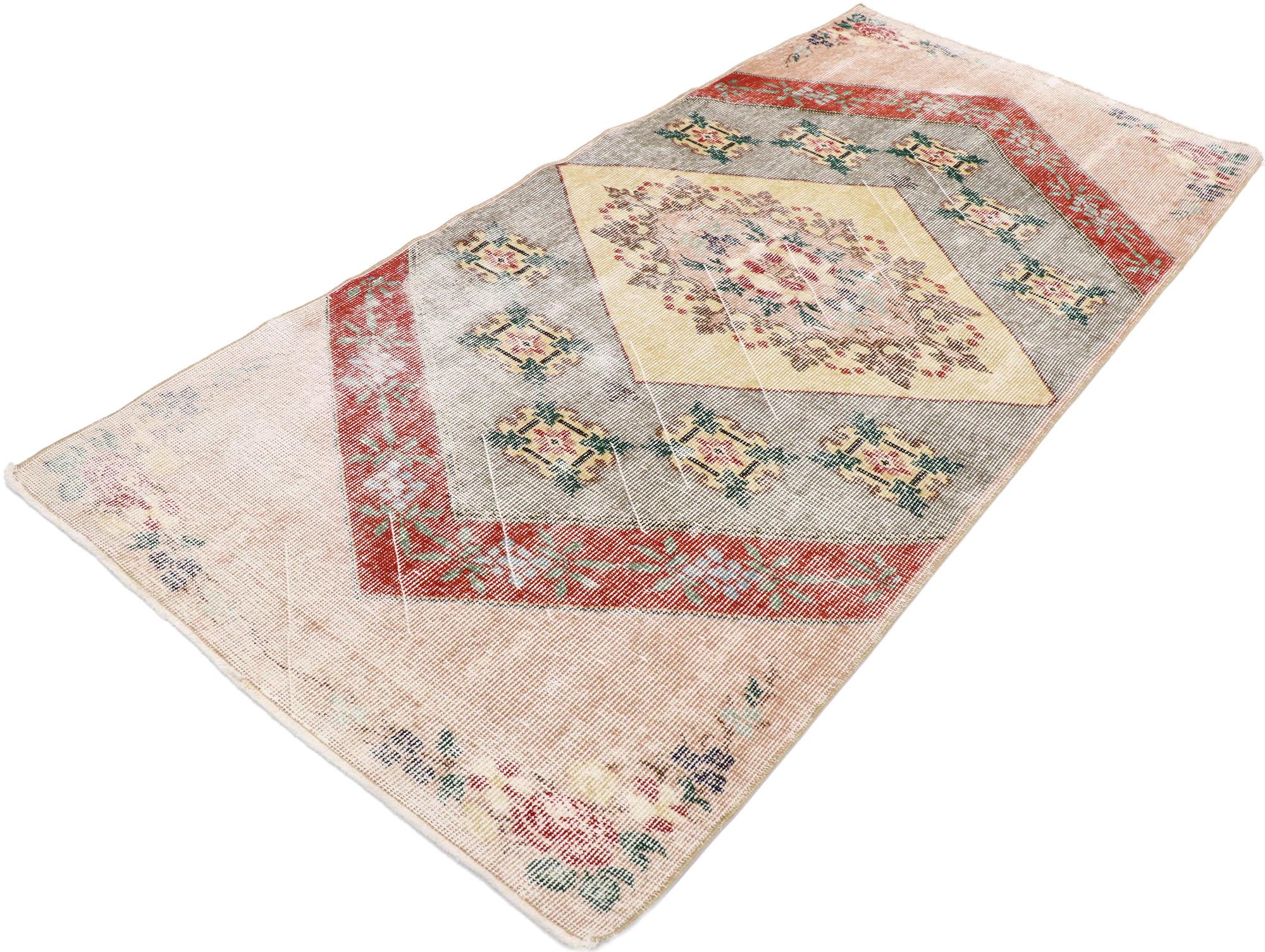 53303 distressed vintage Turkish Sivas rug with rustic English country style. Take a floral design and understated elegance, mix in a dash of romantic connotations and rustic sensibility to get this fresh look that’s as comfortable as it is chic.