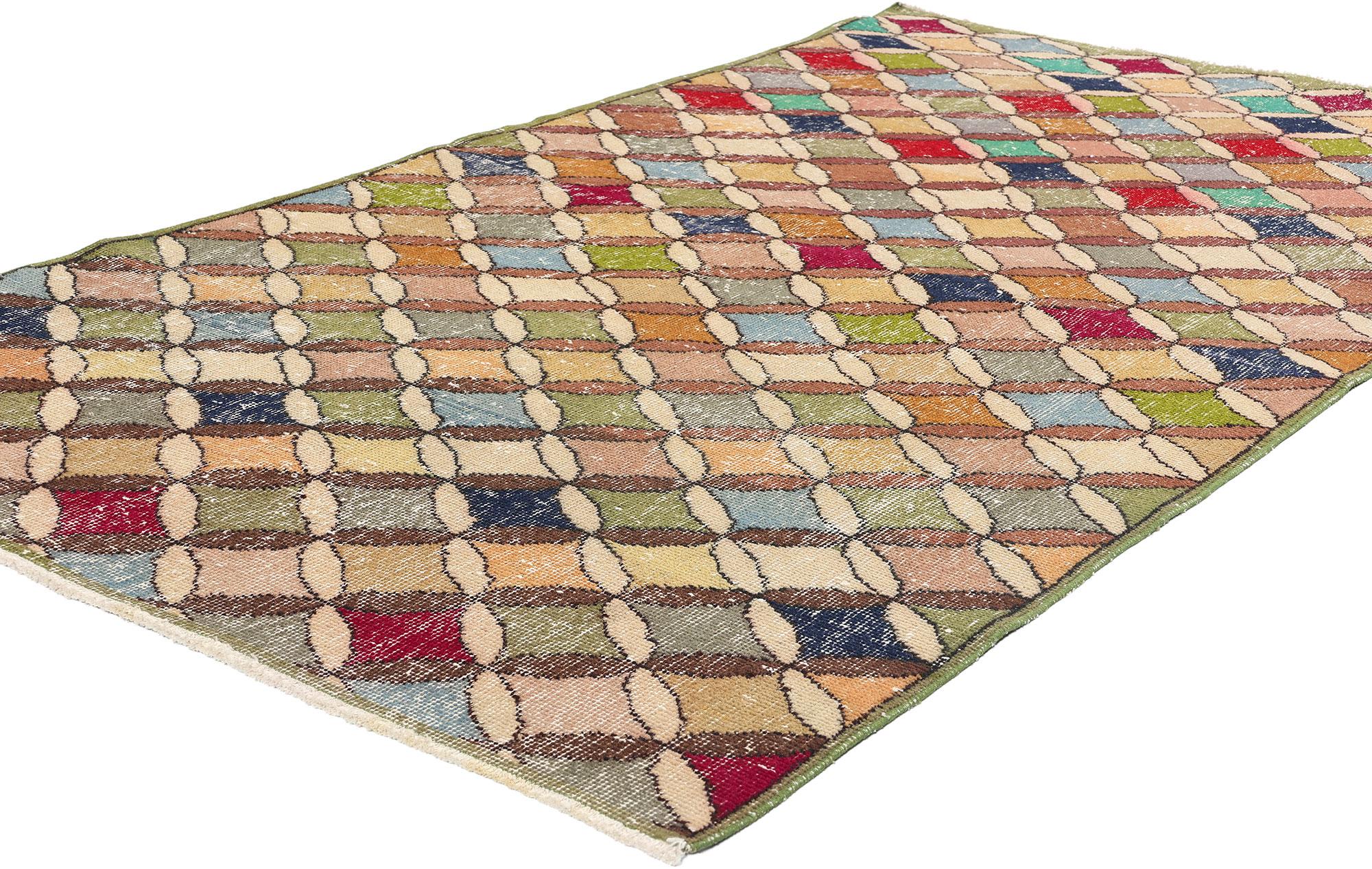 53325 Zeki Muren Distressed Vintage Turkish Sivas Rug, 03'11 x 06'10. Nichés dans les paysages sereins de la région turque de Sivas, les tapis turcs de Sivas de Zeki Muren honorent l'héritage de l'estimée chanteuse turque qui continue d'être une
