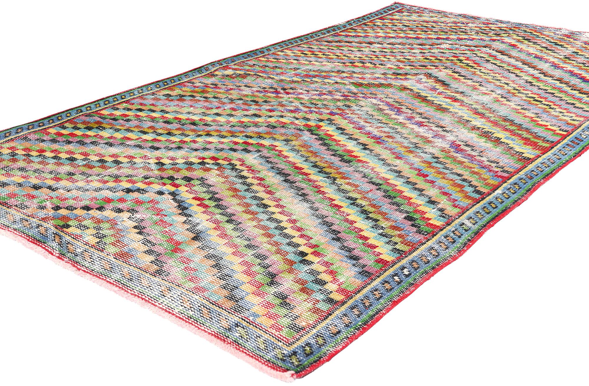 53301 Alfombra Sivas Turca Vintage Envejecida Zeki Muren, 04'01 x 07'05. Enclavadas en los serenos paisajes de la región turca de Sivas, las alfombras turcas de Sivas de Zeki Muren honran el legado de la estimada cantante turca que sigue inspirando.