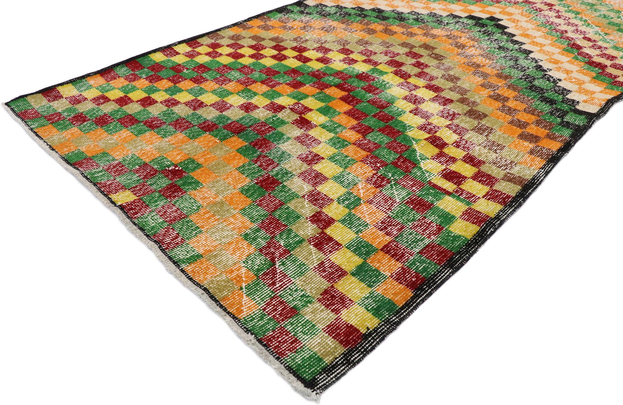 53370, tappeto vintage turco Sivas con stile cubista rustico e moderno di metà secolo. Questo tappeto vintage turco Sivas, annodato a mano, presenta un motivo chevron a scacchiera composto da file di quadrati multicolori. Ogni fila di cubi alterna