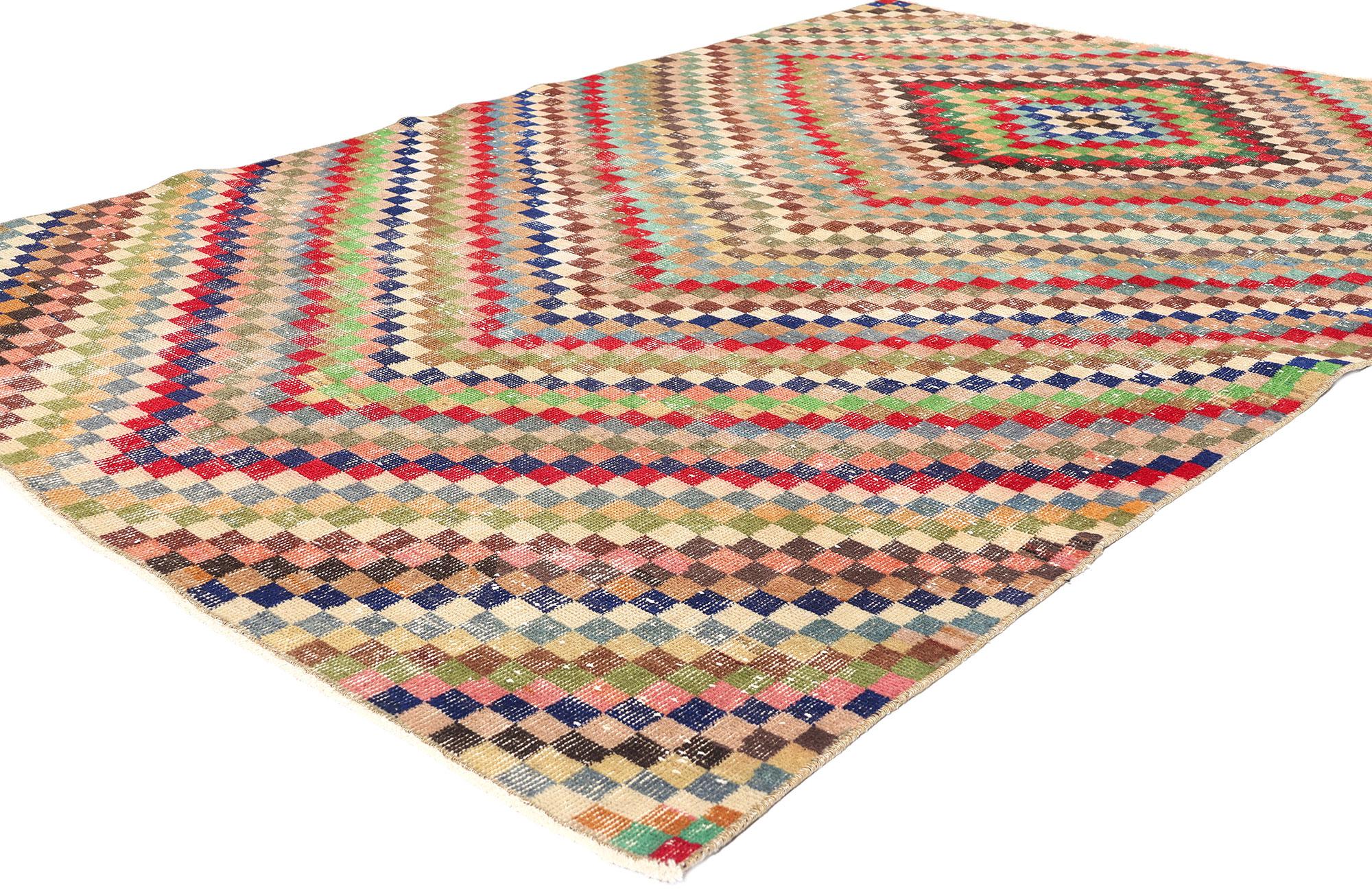 53308 Tapis turc vintage Distressed Zeki Muren Sivas, 05'01 x 07'08. Nichés dans les paysages tranquilles de la région de Revere en Turquie, les tapis turcs de Revere de Zeki Muren honorent l'héritage du chanteur turc vénéré qui continue d'être une
