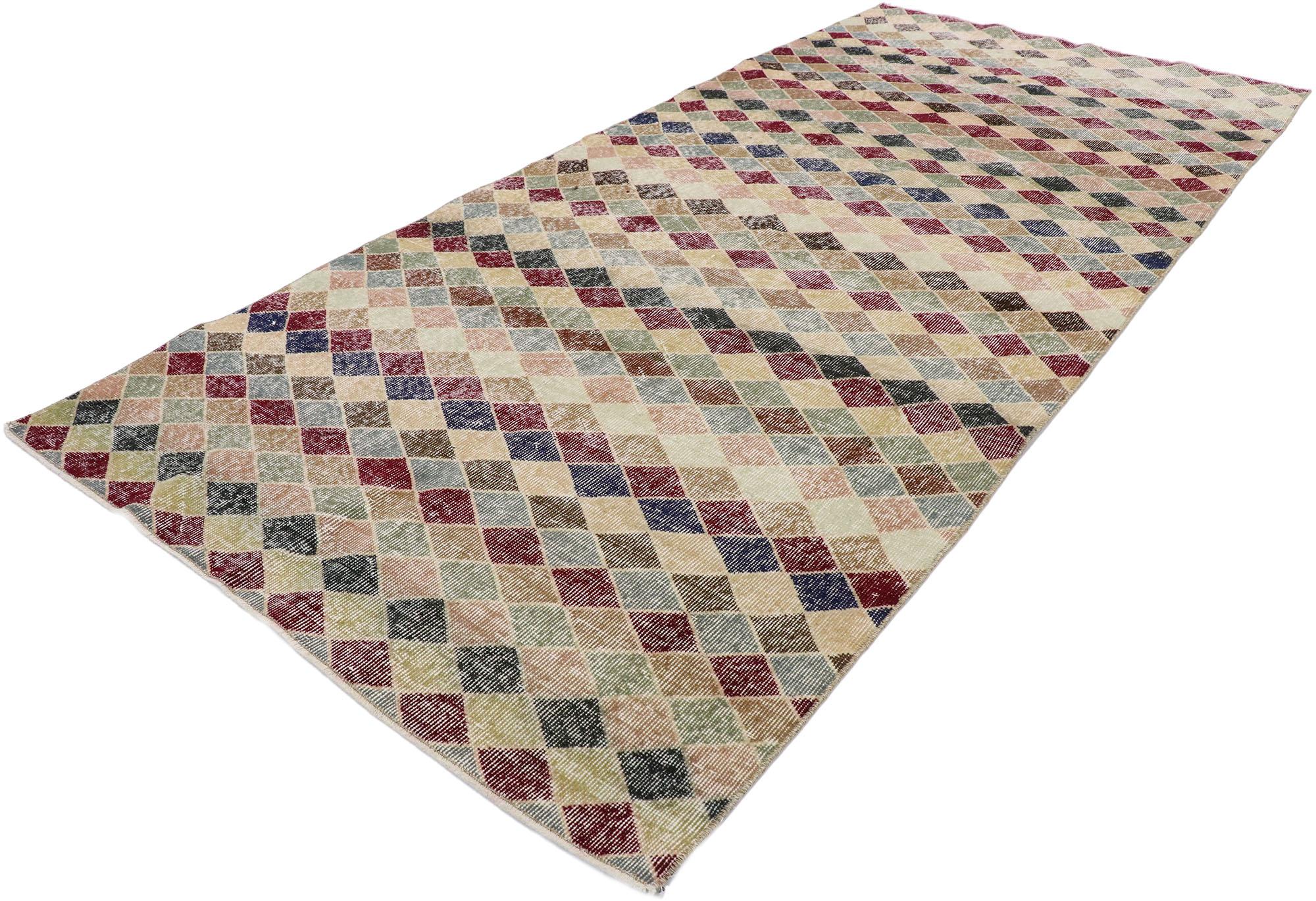 53292 tappeto vintage turco Sivas con stile rustico e moderno di metà secolo. Questo tappeto vintage turco Sivas, annodato a mano, presenta un motivo a losanghe ripetuto a scacchiera, composto da diamanti multicolori ripetuti. Delicate onde di