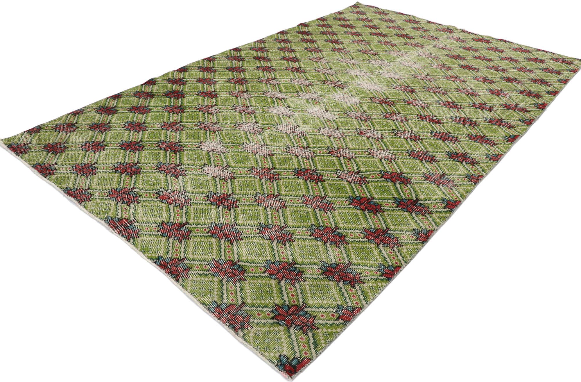 53314 Tapis Sivas turc vintage, 05'07 x 08'11. Issus des paysages sereins de la région turque de Revere, les tapis turcs de Revere de Zeki Muren rendent hommage au célèbre chanteur turc dont ils portent le nom. Réputés pour leur savoir-faire