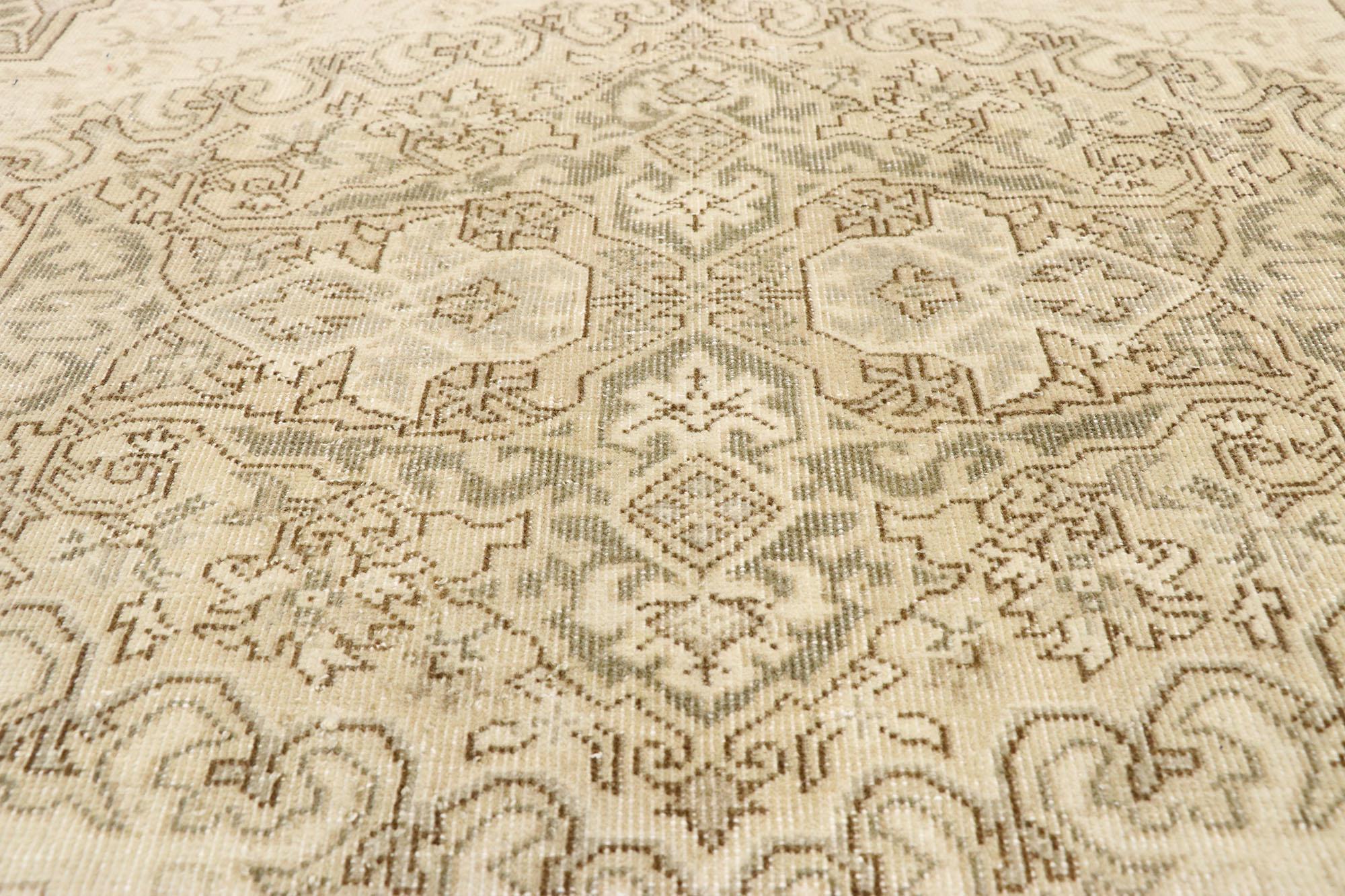 Abgenutzter türkischer Sivas-Teppich im rustikalen William-und-Mary-Stil (Türkisch) im Angebot
