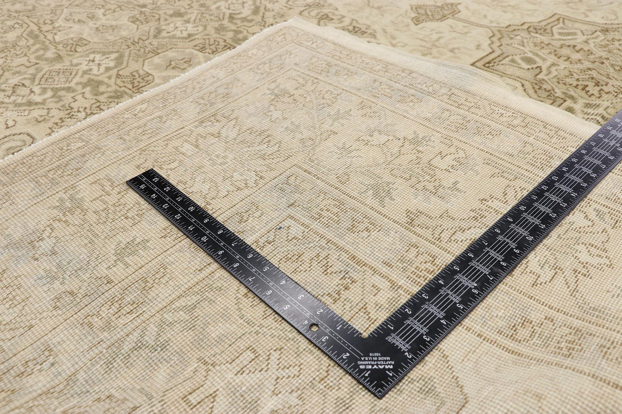Abgenutzter türkischer Sivas-Teppich im rustikalen William-und-Mary-Stil (Handgeknüpft) im Angebot