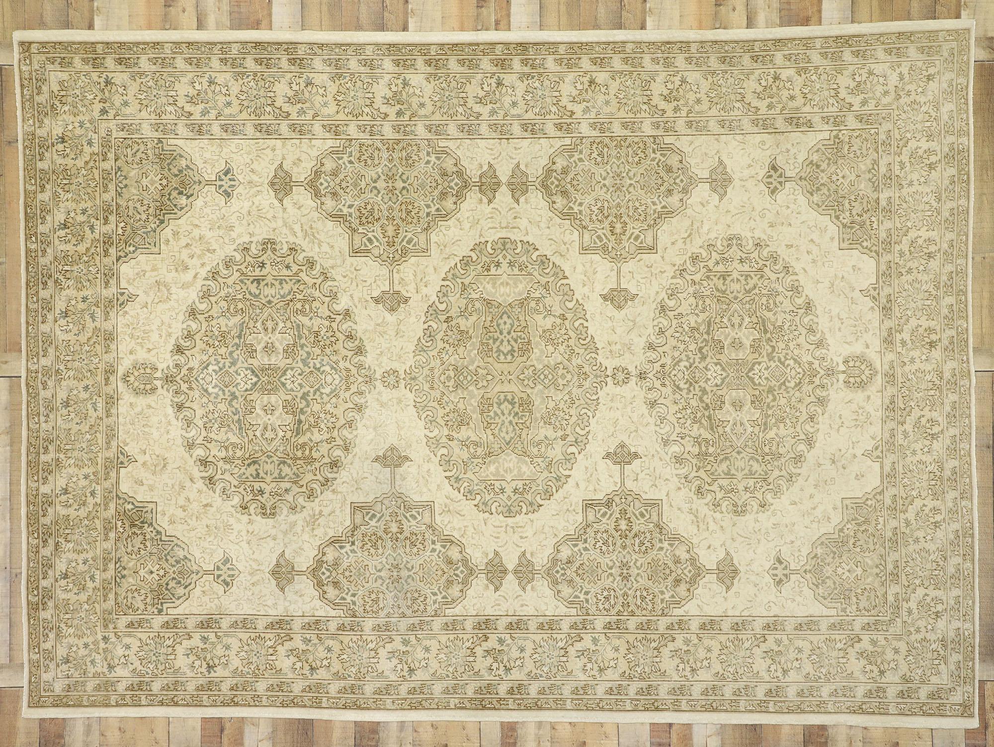Abgenutzter türkischer Sivas-Teppich im rustikalen William-und-Mary-Stil (Wolle) im Angebot