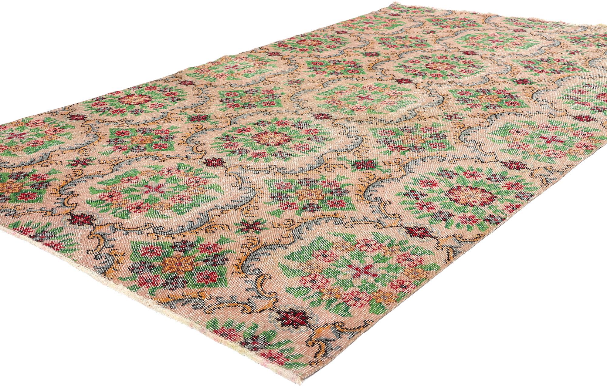 52002 Tapis Vintage Distressed Turkish Sivas, 05'00 x 06'07. Originaires de Sivas, en Anatolie centrale (Turquie), les tapis turcs Sivas sont profondément ancrés dans la tradition et l'authenticité. Ces tapis sont soumis à des processus de