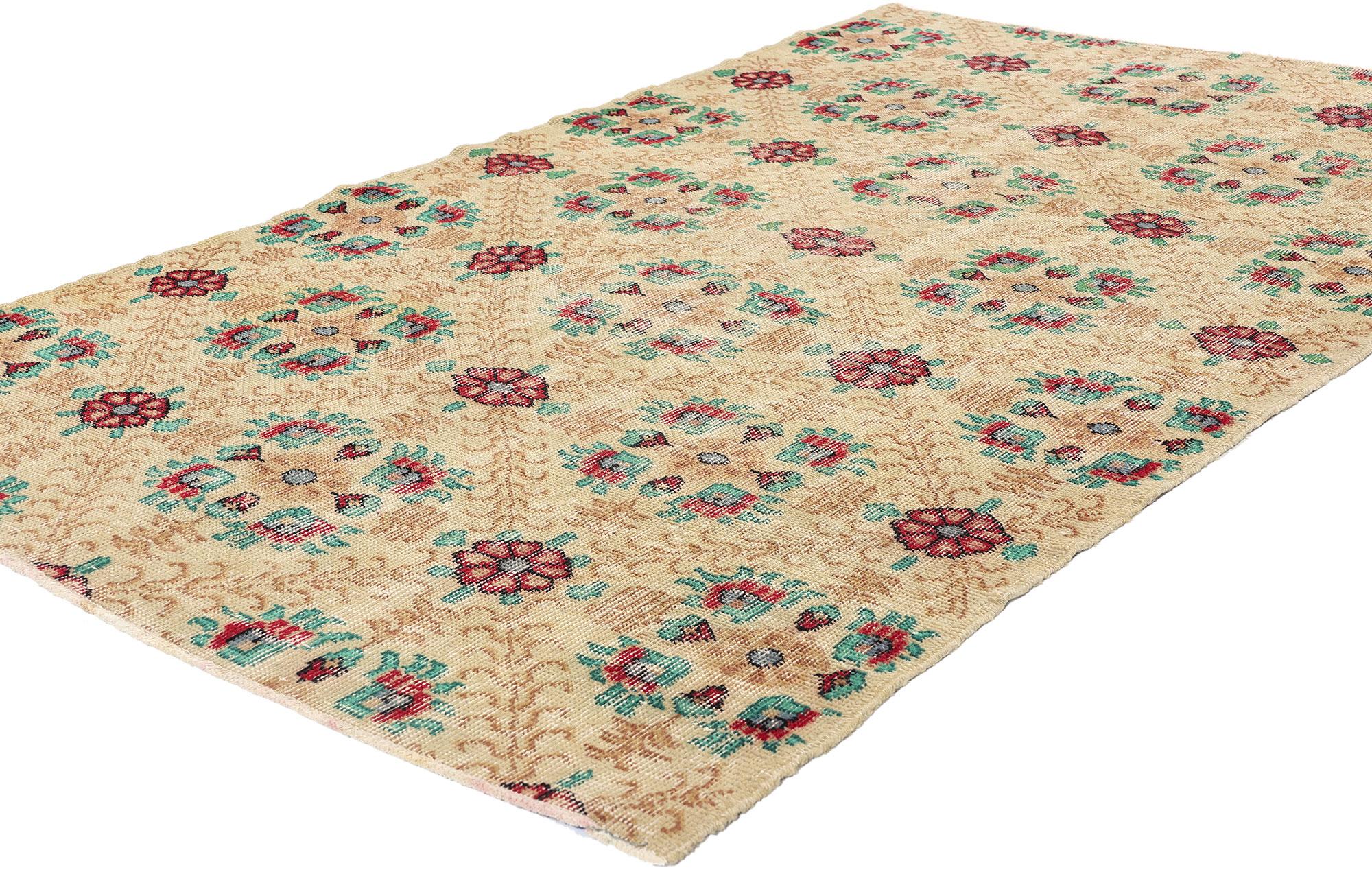 51950 Tapis Sivas turc vintage vieilli, 03'11 x 06'09.  Au cœur d'un sanctuaire d'inspiration cottagecore, où le parfum des fleurs sauvages se mêle à la chaleur du bois vieilli, repose un magnifique trésor : un tapis turc vintage de Sivas. Noué à la