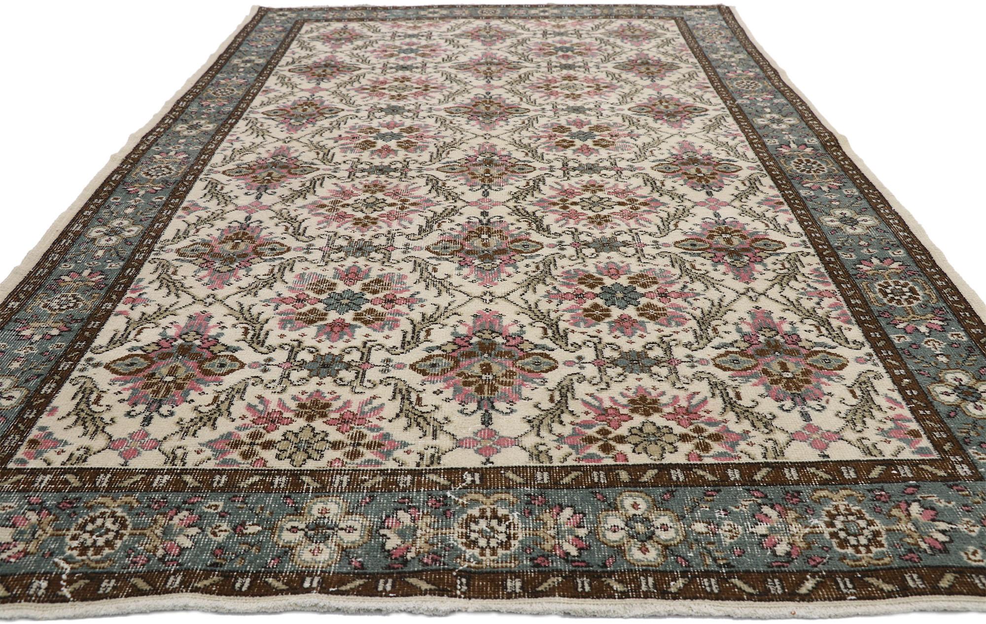 Gealterter türkischer Sivas-Teppich mit schwedischem Landhausstil im Gustavianischen Stil (Türkisch) im Angebot