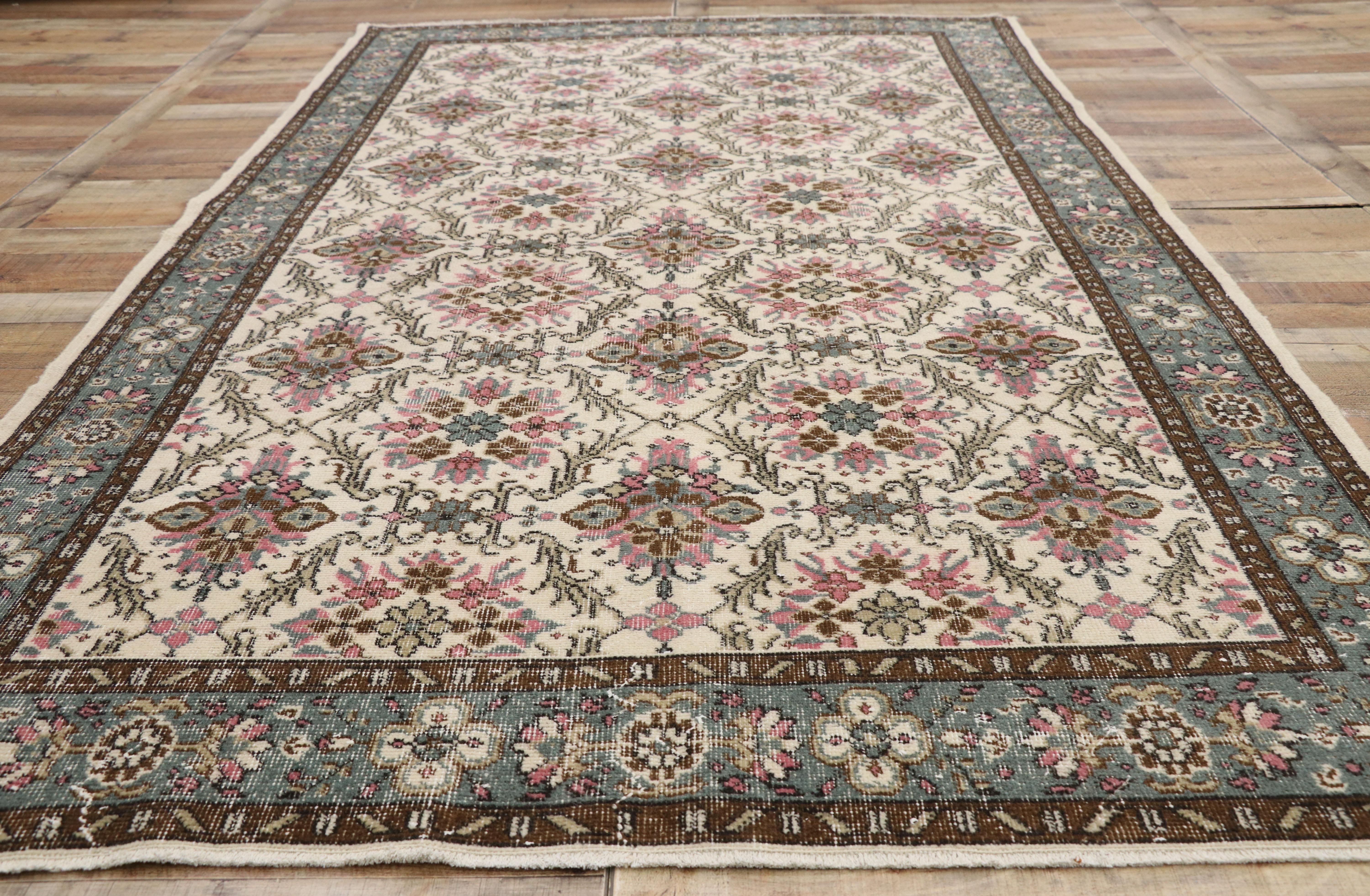 Gealterter türkischer Sivas-Teppich mit schwedischem Landhausstil im Gustavianischen Stil im Angebot 1